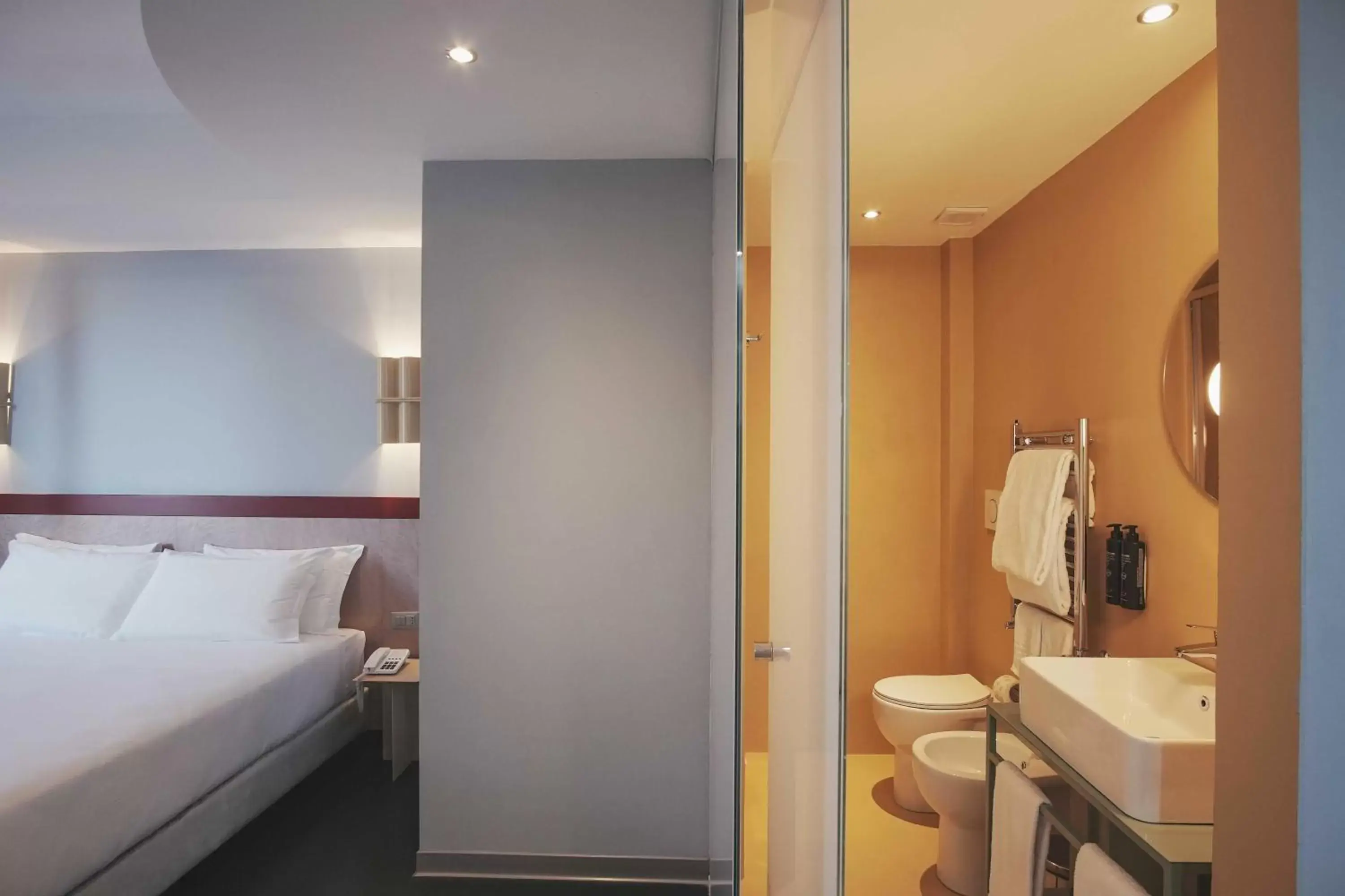 Bed, Bathroom in Moderno Hotel Roma