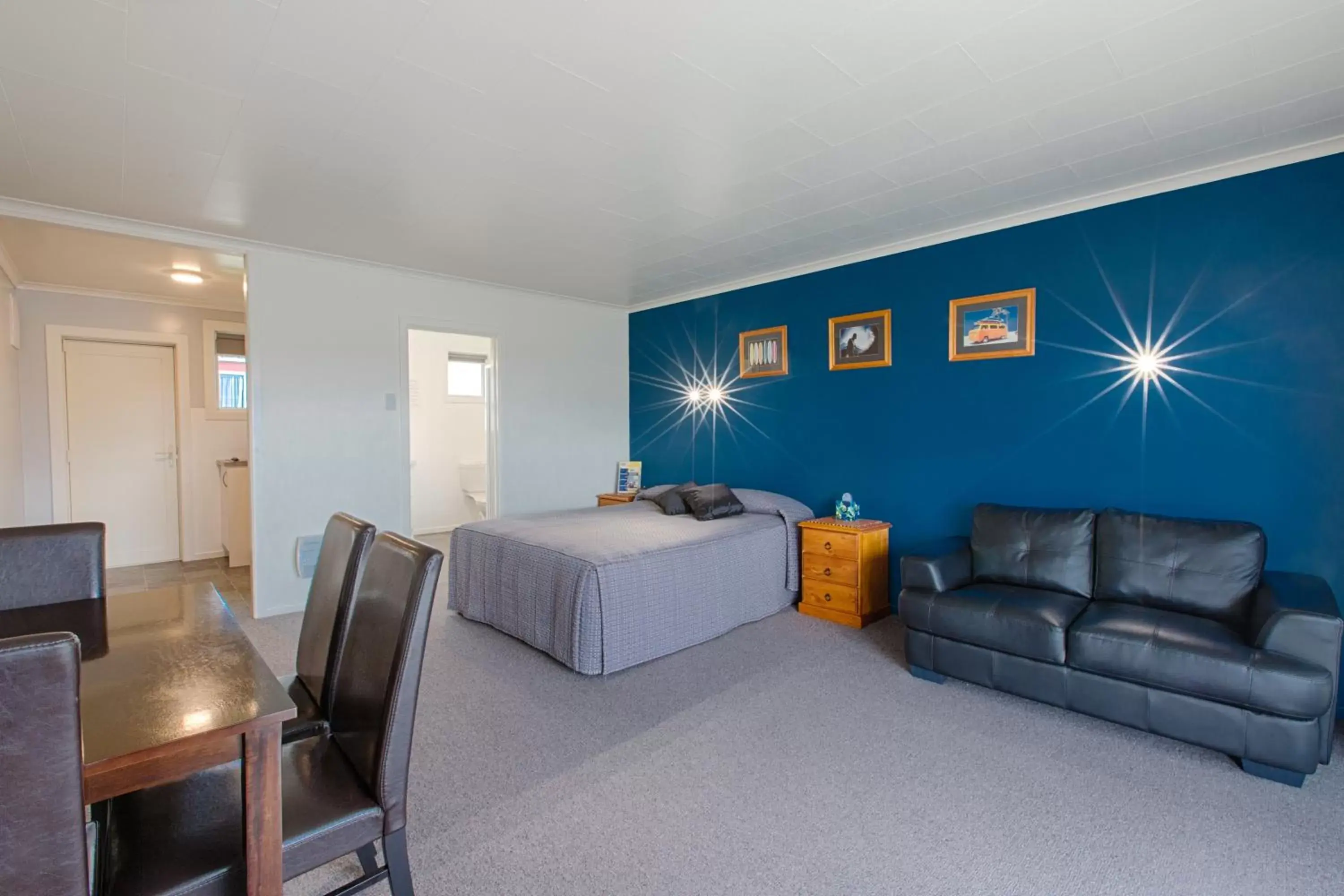 Superior One-Bedroom Apartment in AAA Thames Court Motel