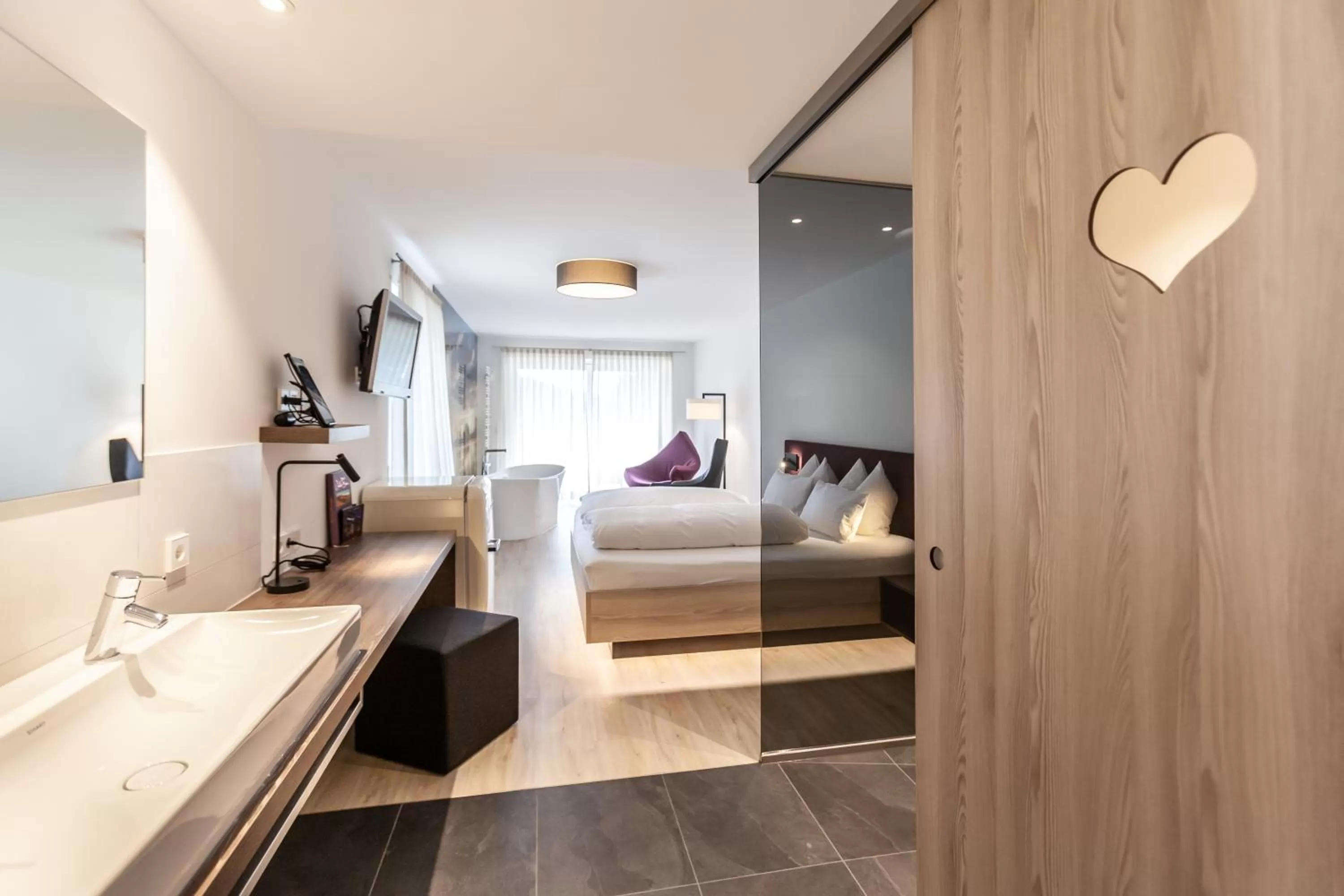 Photo of the whole room, Bed in Bollenhuthotel Kirnbacher Hof