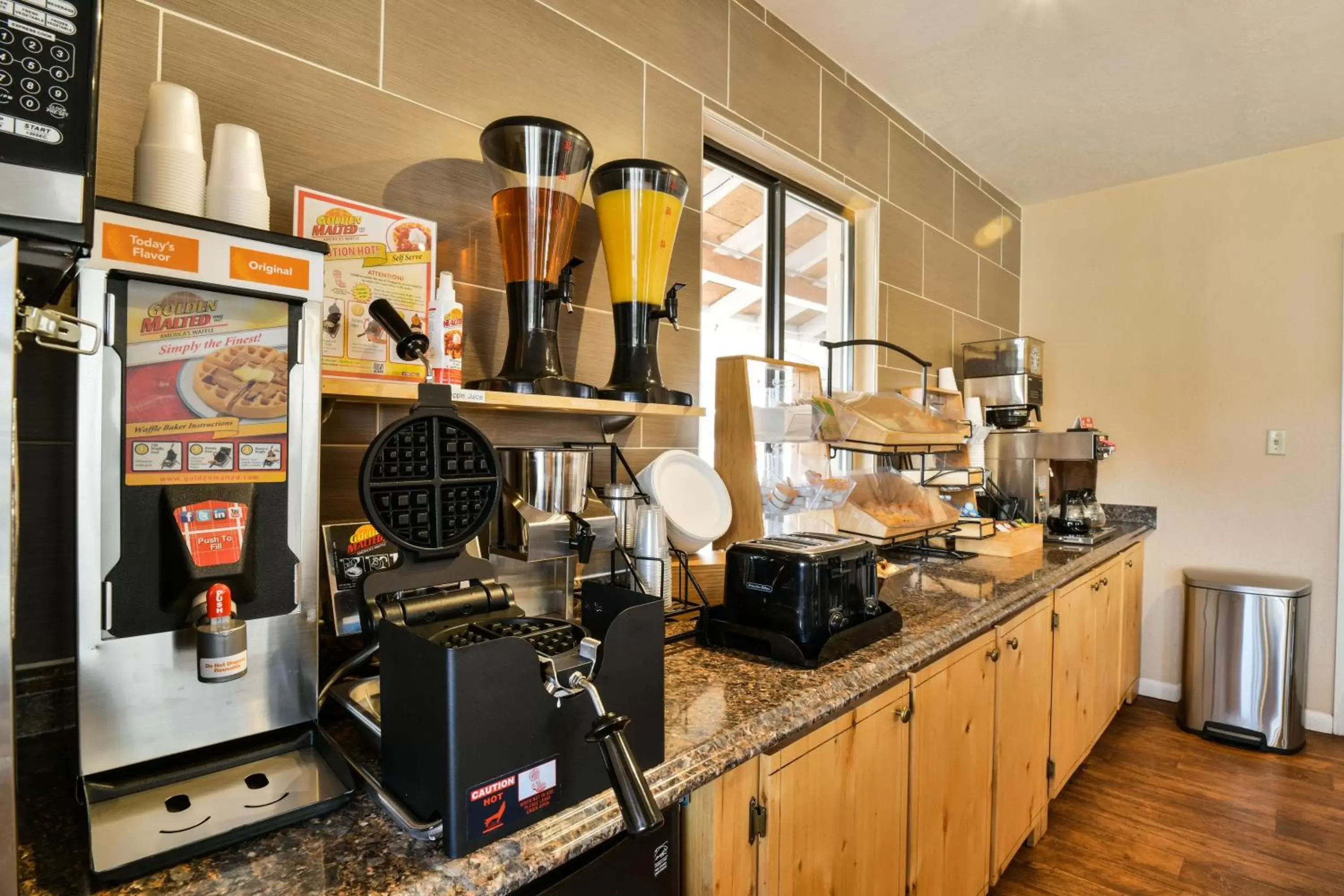Coffee/tea facilities, Kitchen/Kitchenette in Adventure Inn Moab