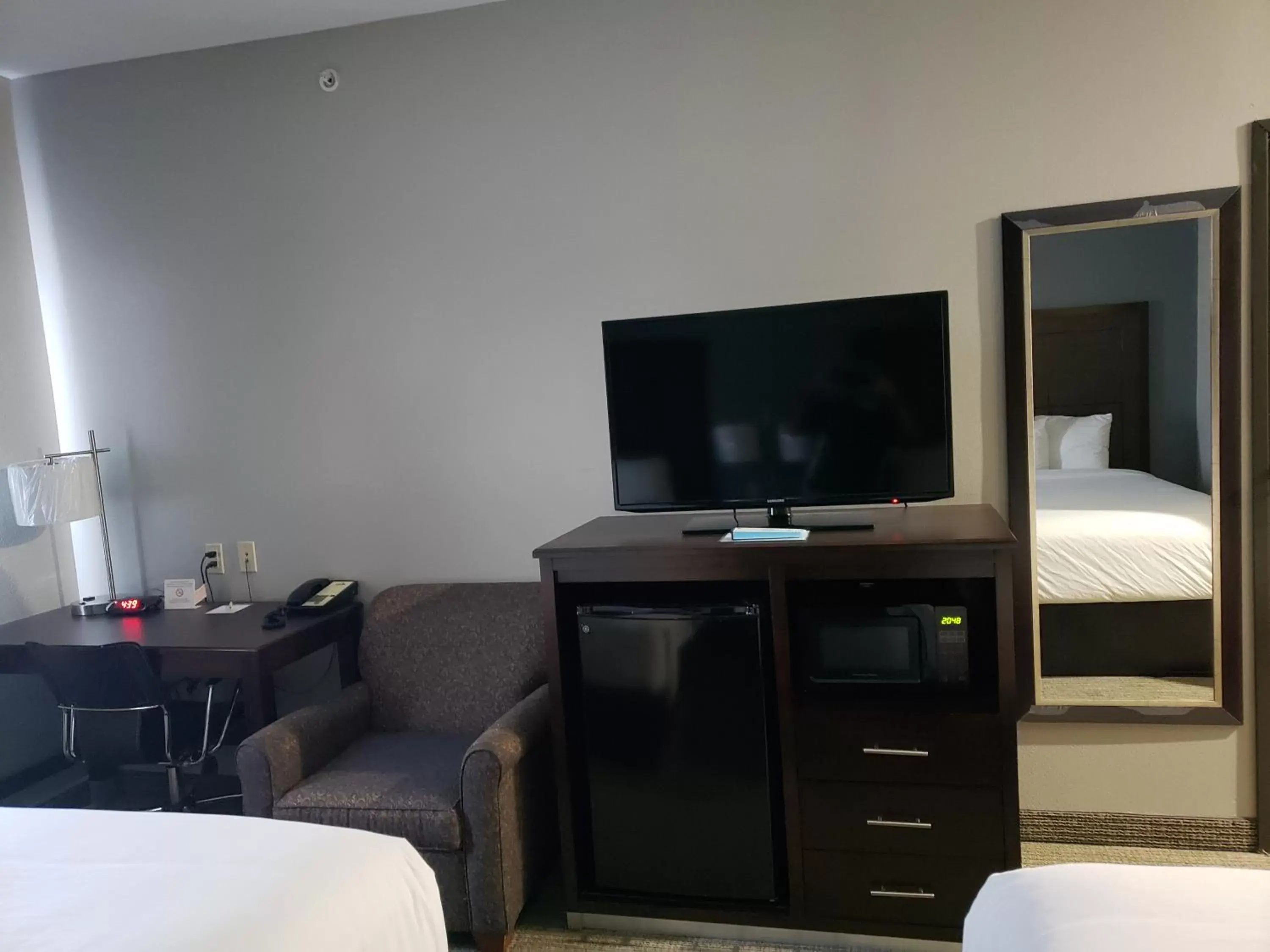 TV and multimedia, TV/Entertainment Center in Days Inn & Suites by Wyndham Cleburne TX