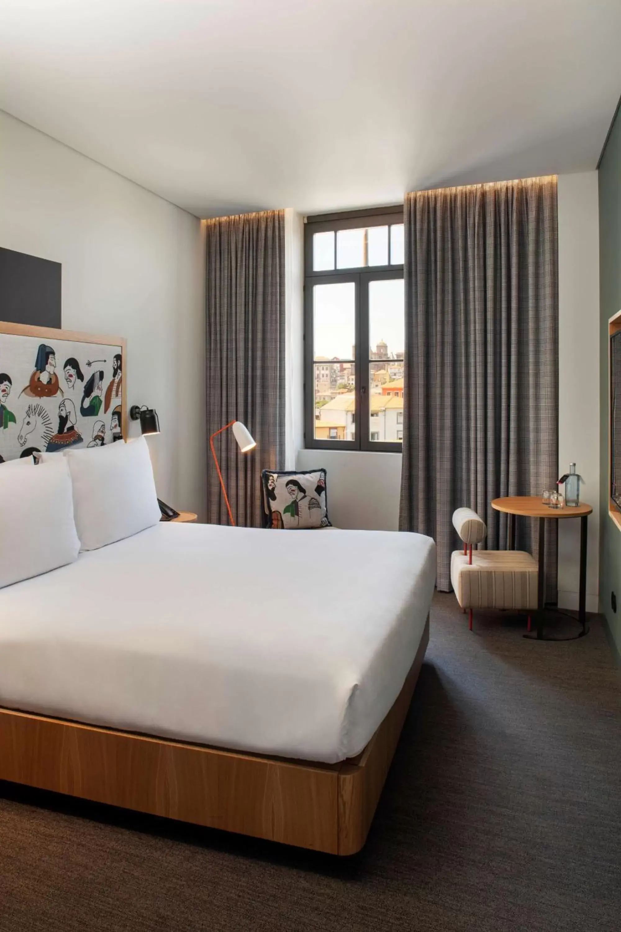 Bed in Se Catedral Hotel Porto, Tapestry Collection By Hilton