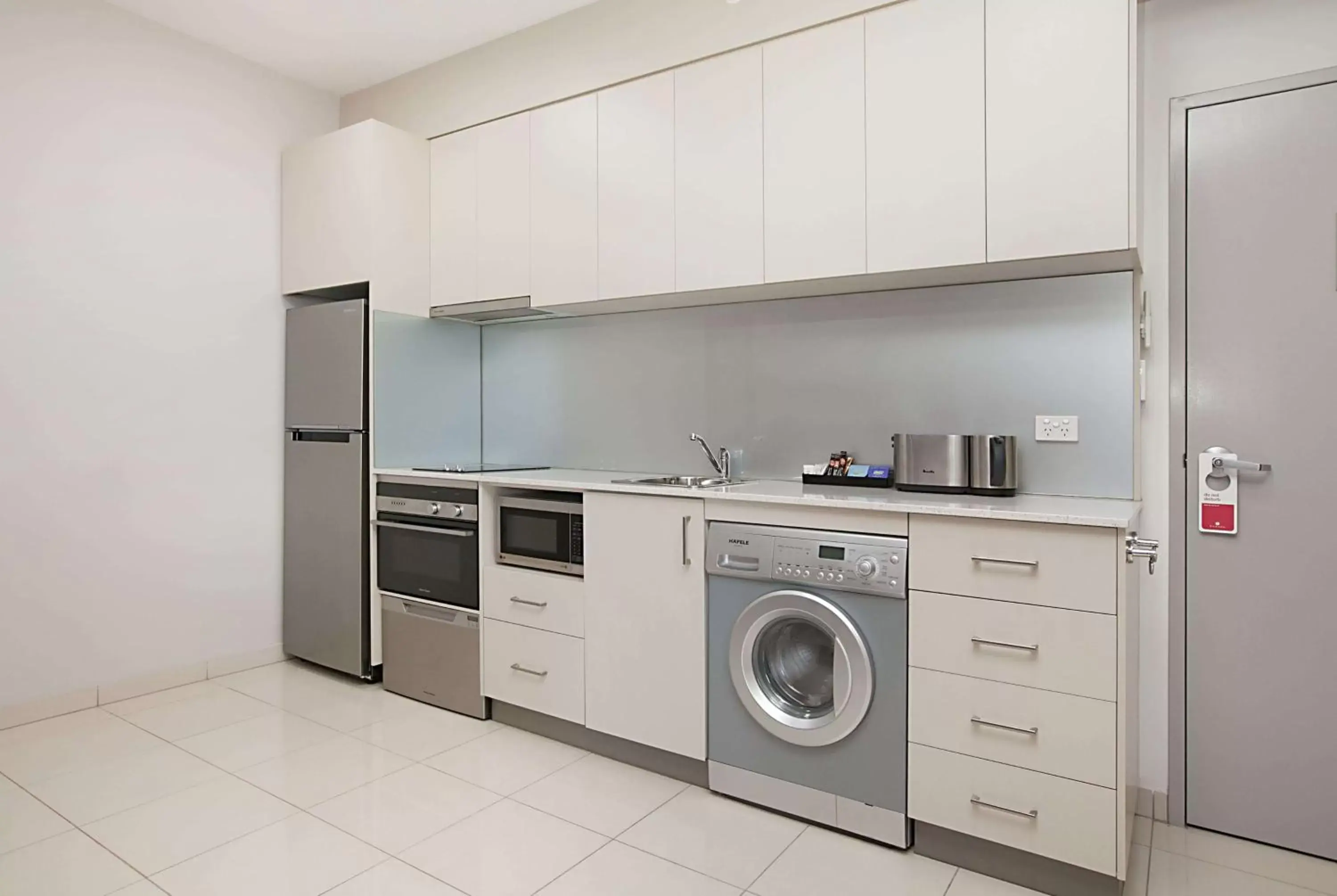 Coffee/tea facilities, Kitchen/Kitchenette in Ramada Suites by Wyndham Zen Quarter Darwin