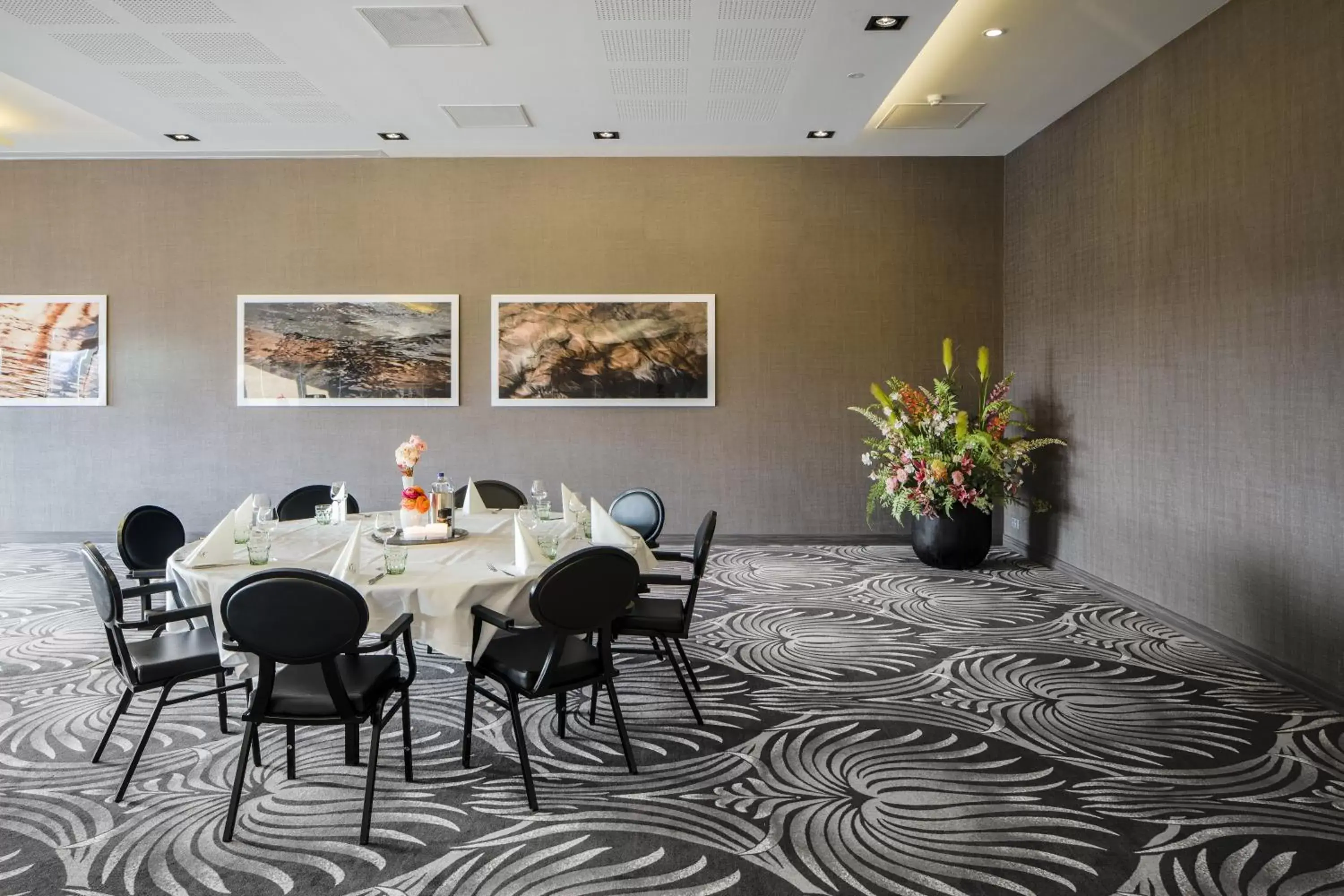 Meeting/conference room, Restaurant/Places to Eat in Van Der Valk Hotel Zwolle