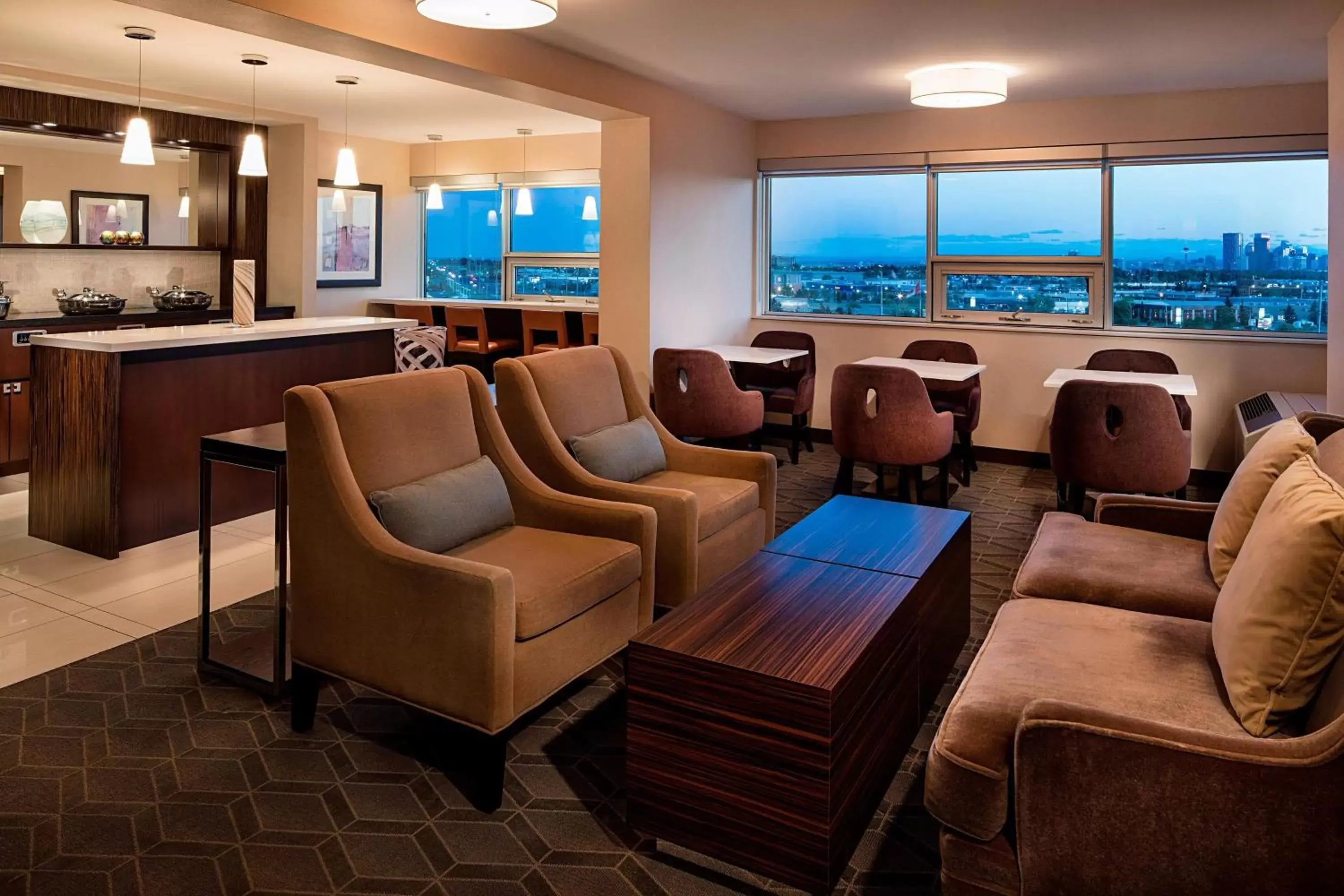 Lounge or bar, Seating Area in Sheraton Cavalier Calgary Hotel