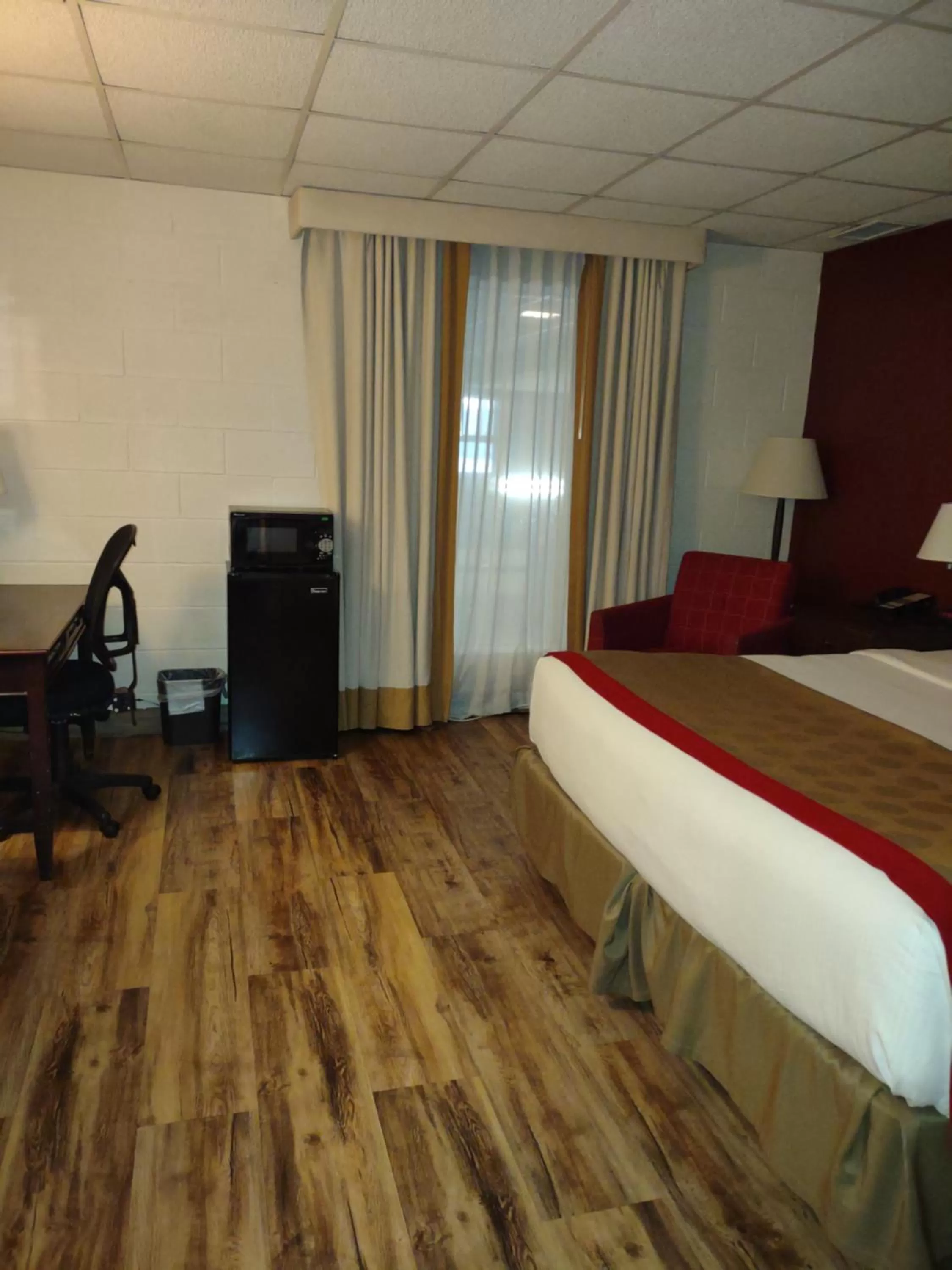 Bedroom, Bed in Ramada by Wyndham Albert Lea