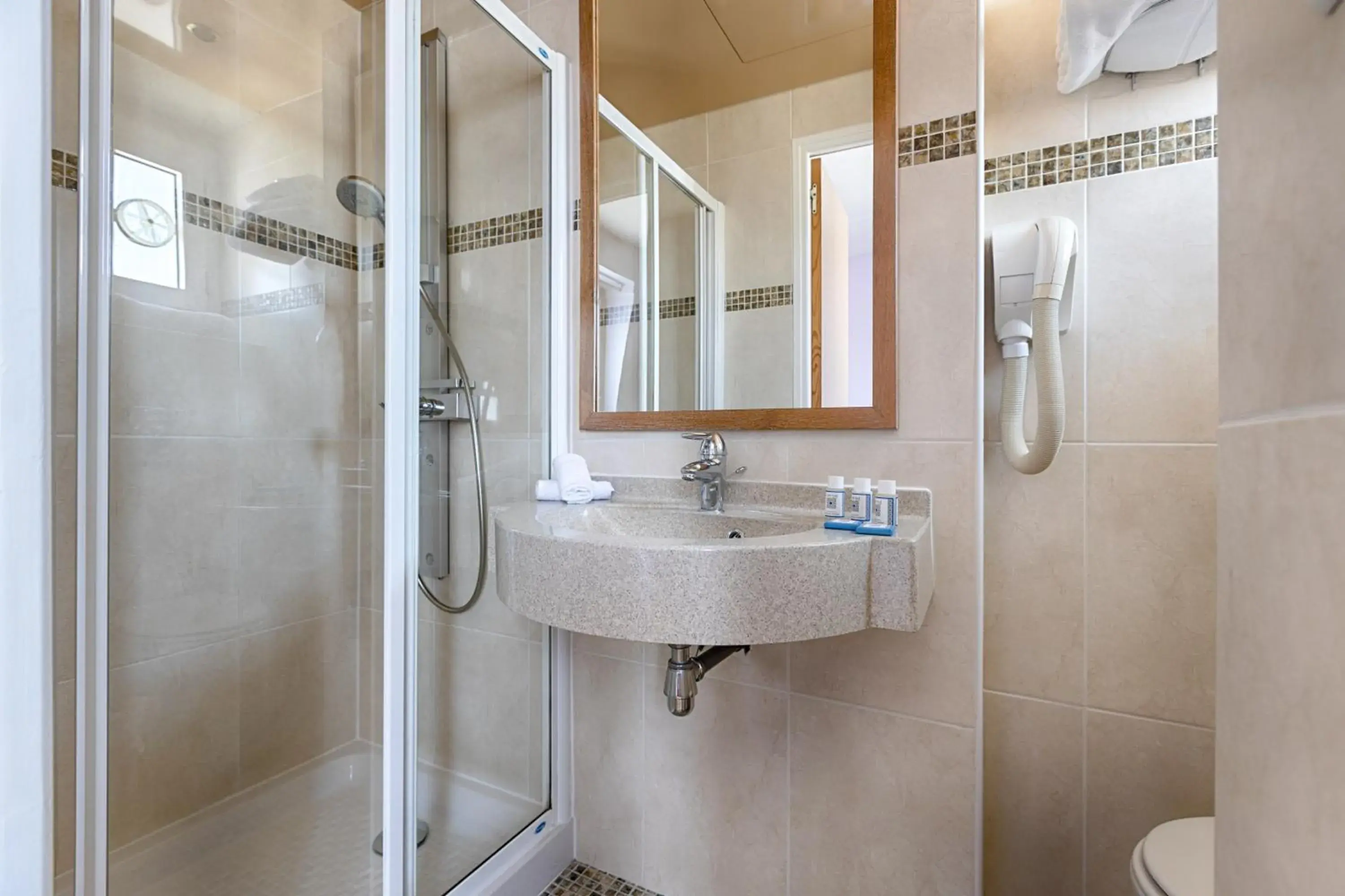 Shower, Bathroom in Grand Hotel Dore