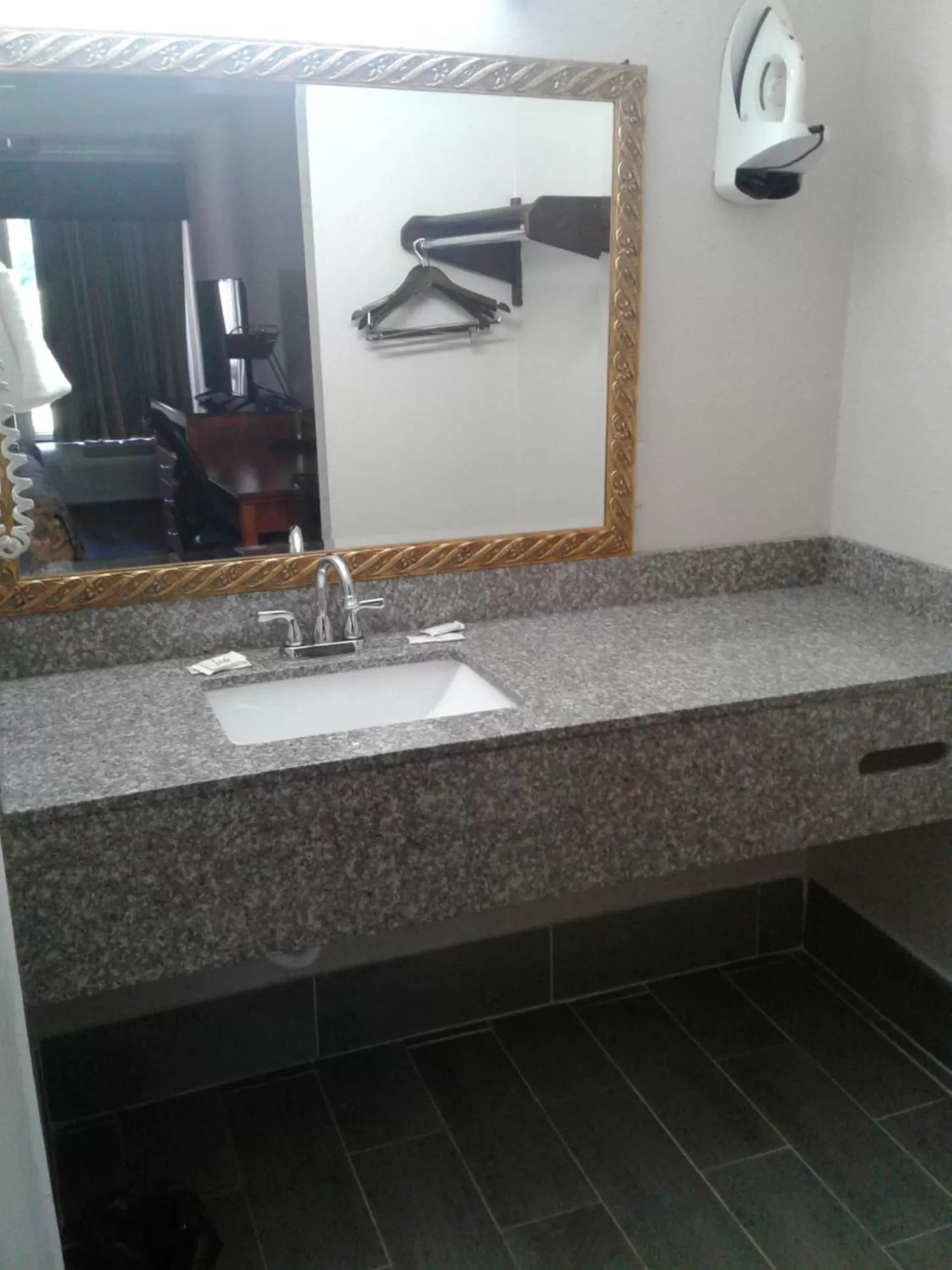 Bathroom in Budget Inn Anderson