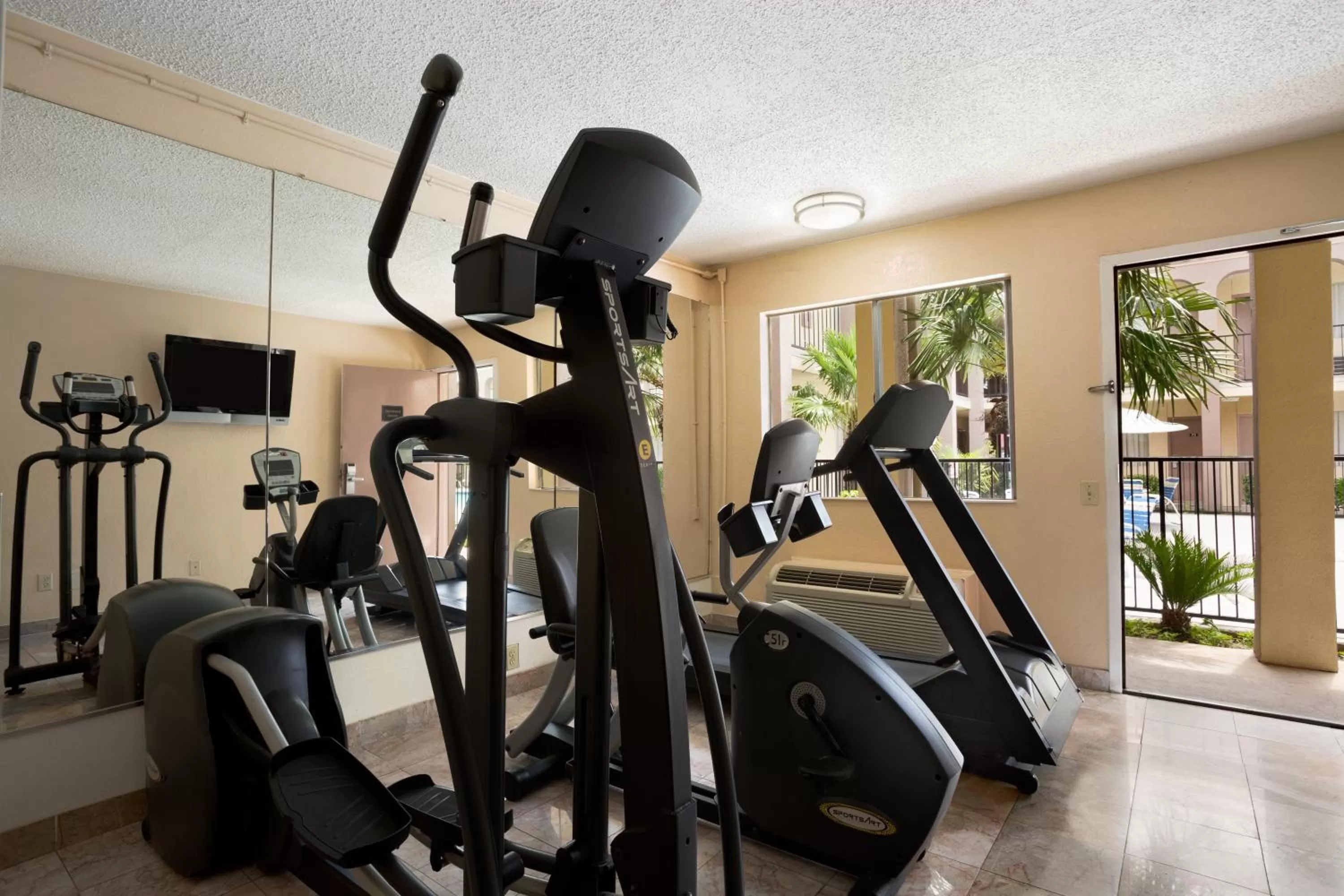 Fitness centre/facilities in Days Inn by Wyndham Dallas Irving