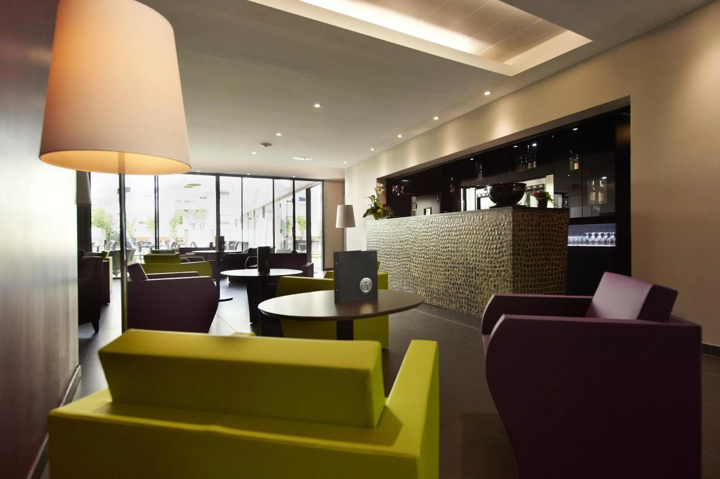 Lounge or bar, Lounge/Bar in Mercure Villefranche en Beaujolais