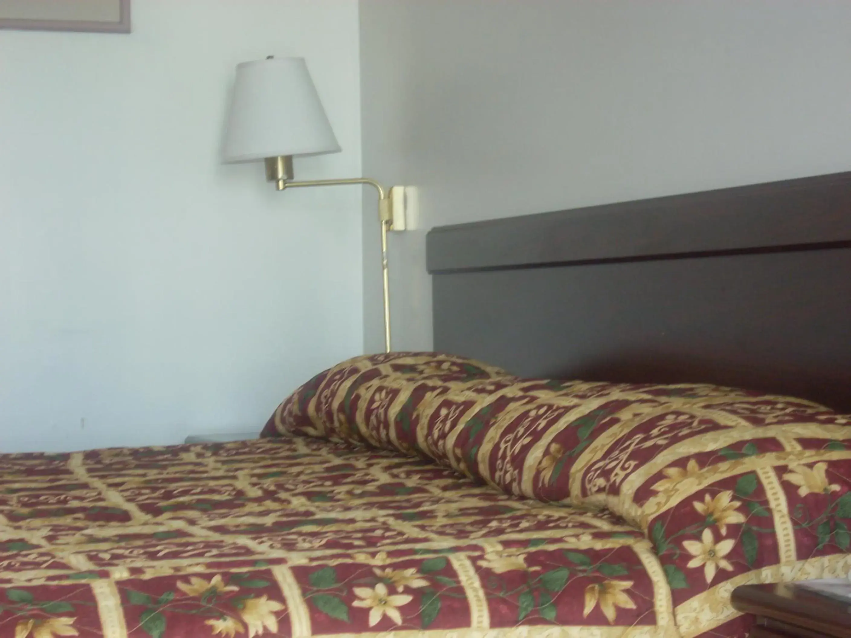 Decorative detail, Bed in Economy Inn Seaside
