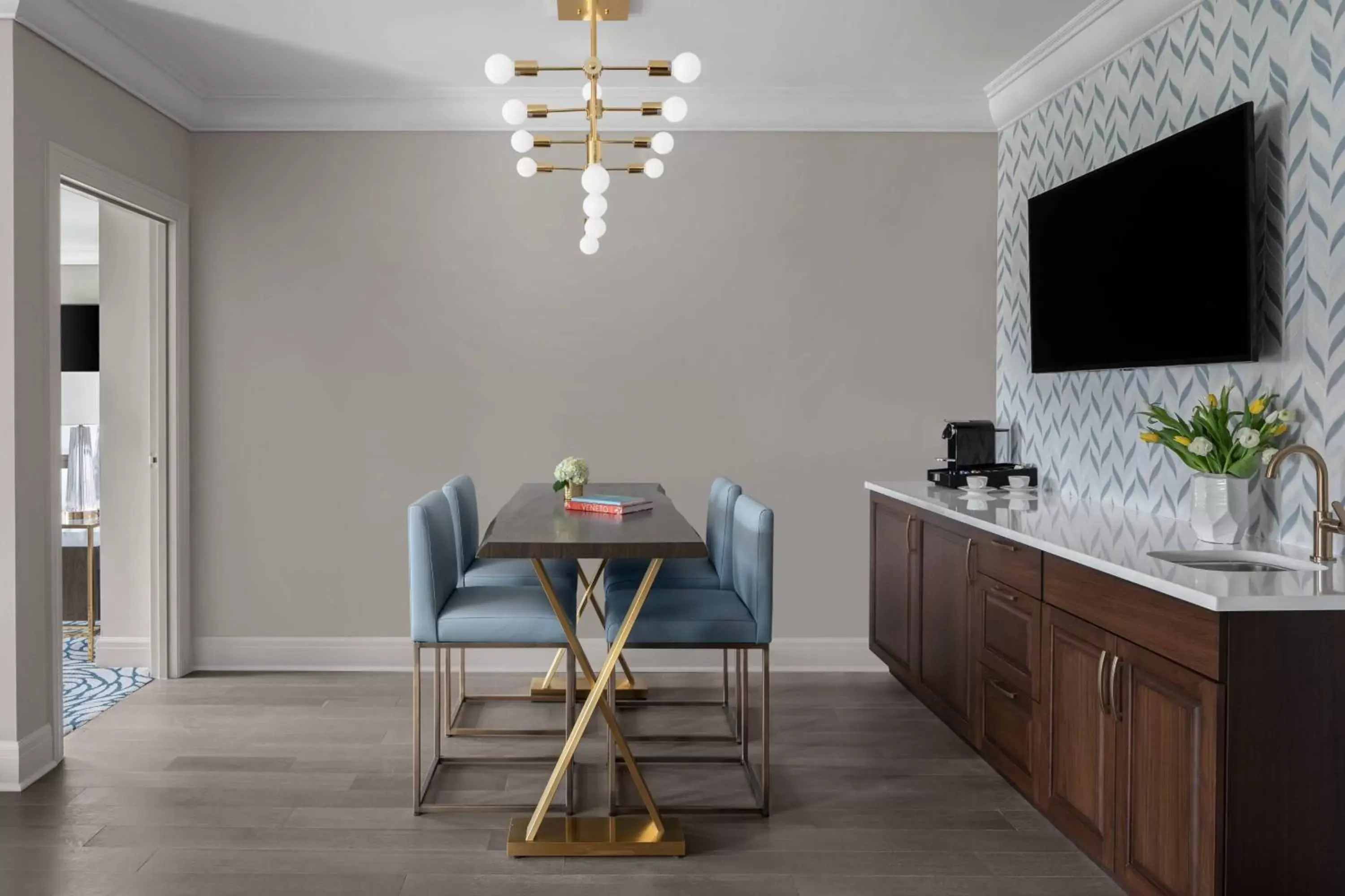 Bedroom, TV/Entertainment Center in The Lytle Park Hotel, Autograph Collection