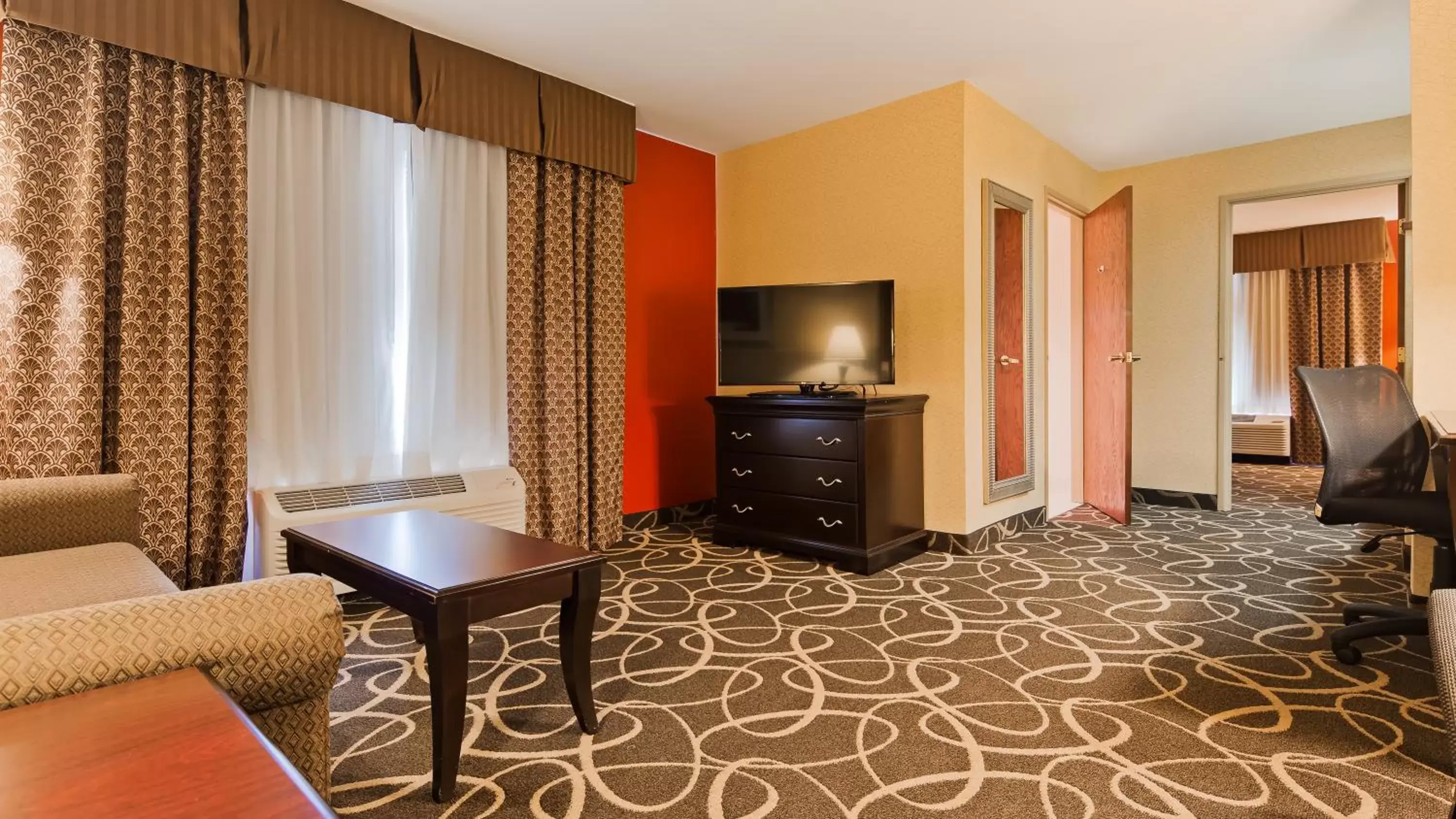 Seating area, TV/Entertainment Center in Best Western Plus Eau Claire Conference Center