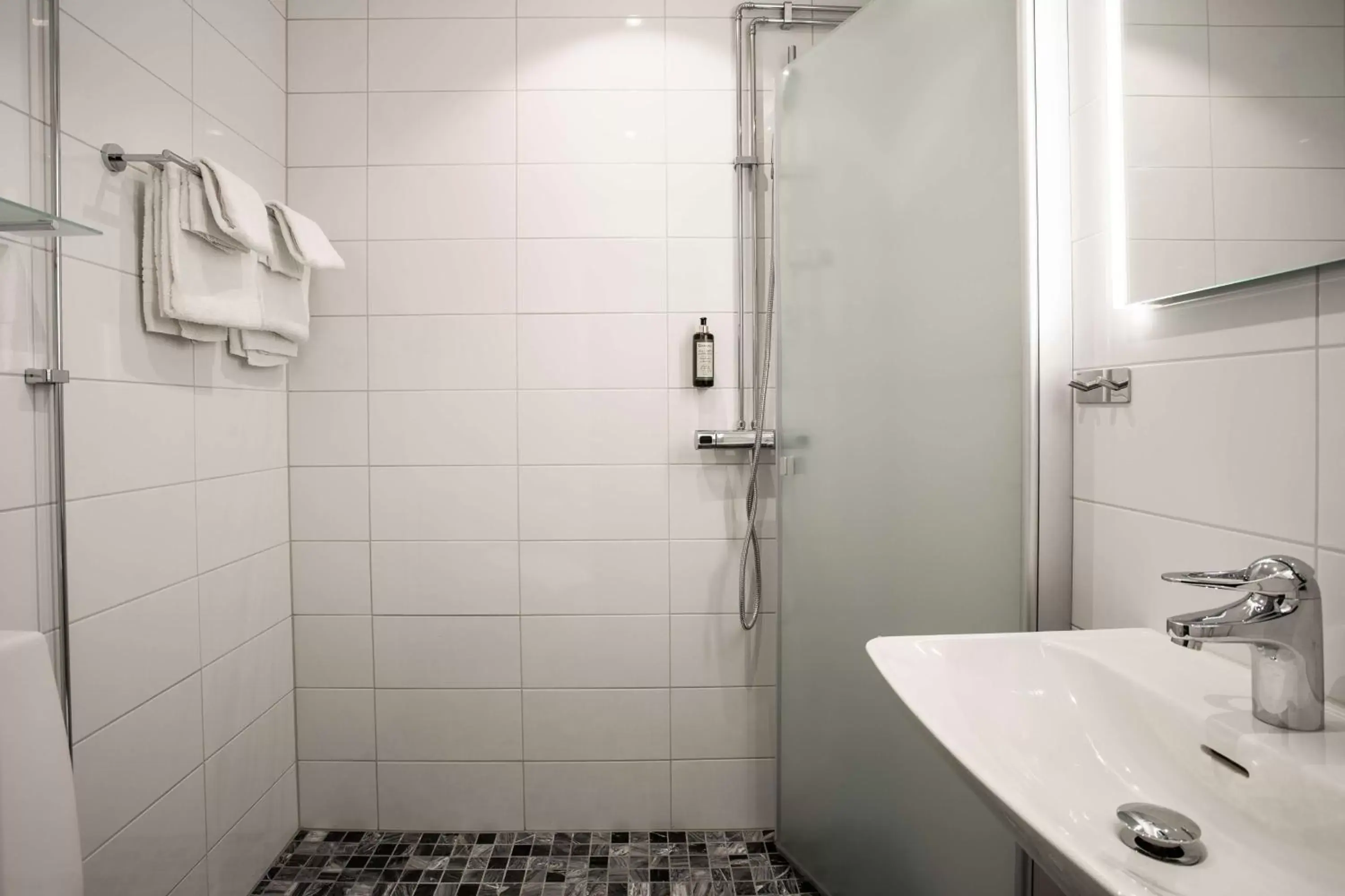 Bathroom in Palm Tree Hotel, Best Western Signature Collection