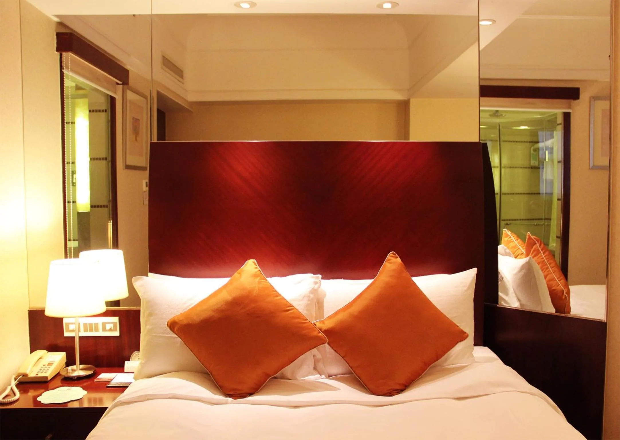 Bed in Merry Hotel Shanghai (Former Rendezvous Merry Hotel Shanghai)