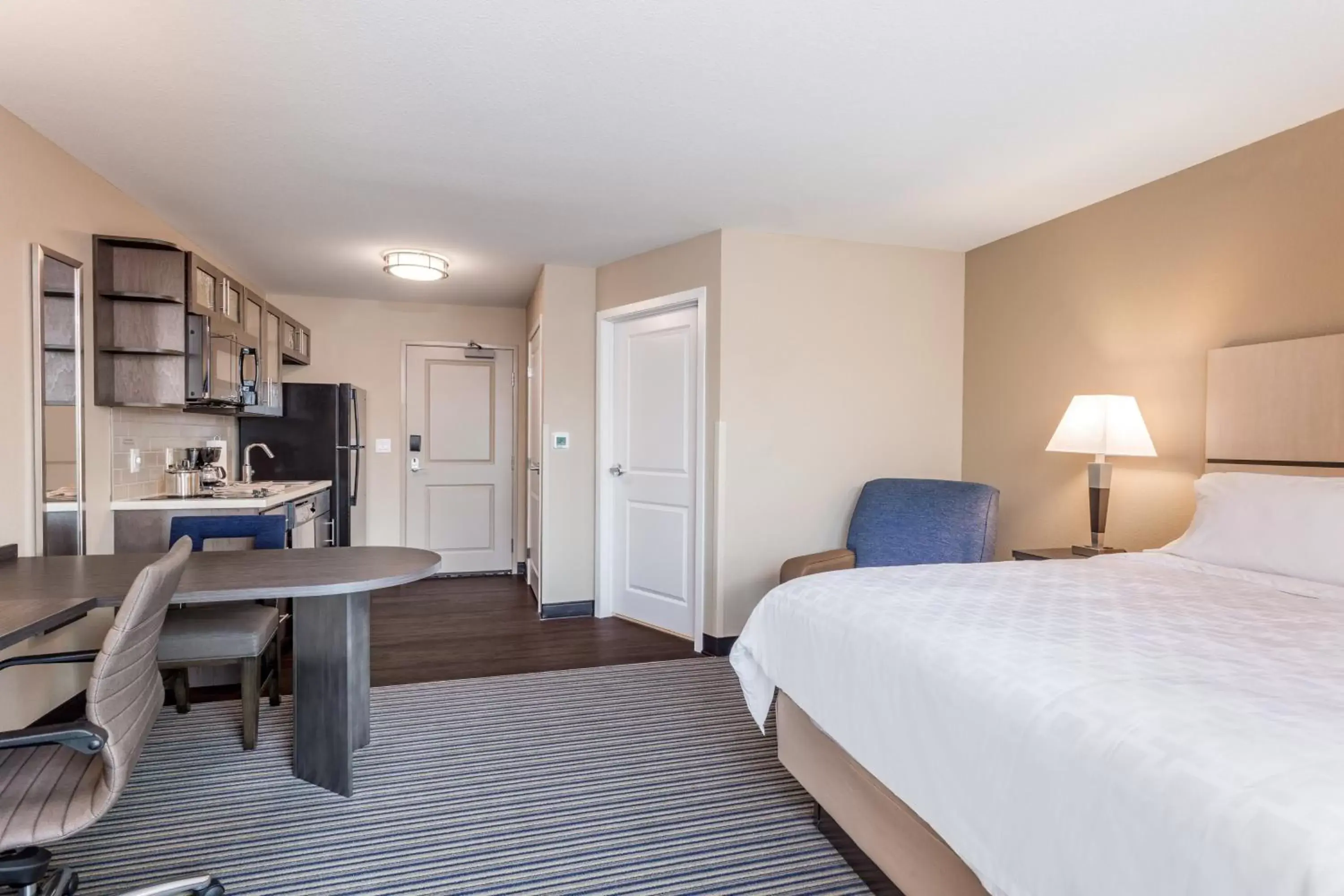 Bedroom in Candlewood Suites Eau Claire I-94, an IHG Hotel