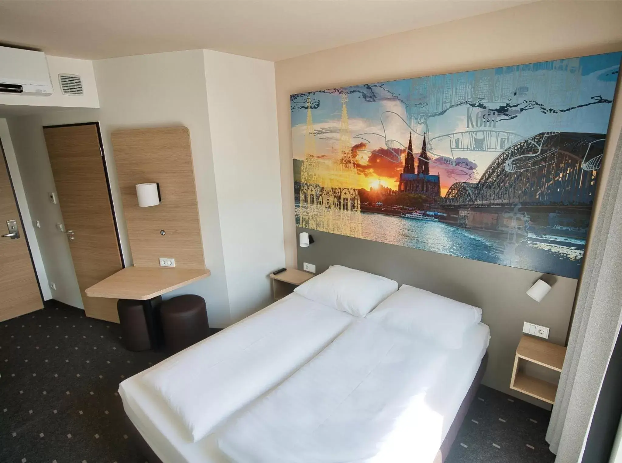 Photo of the whole room, Bed in B&B Hotel Köln-City