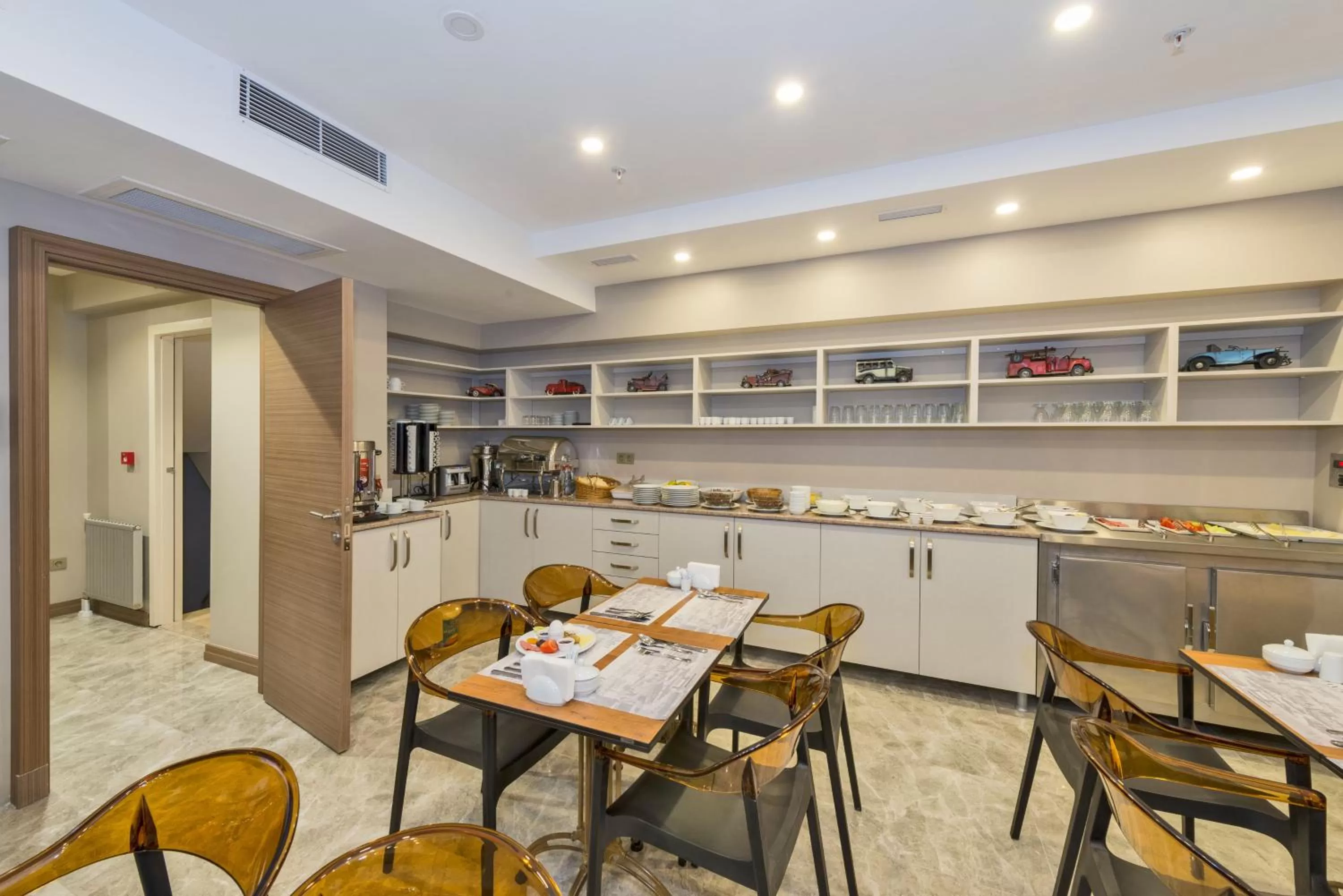 Restaurant/places to eat in Taximist Hotel