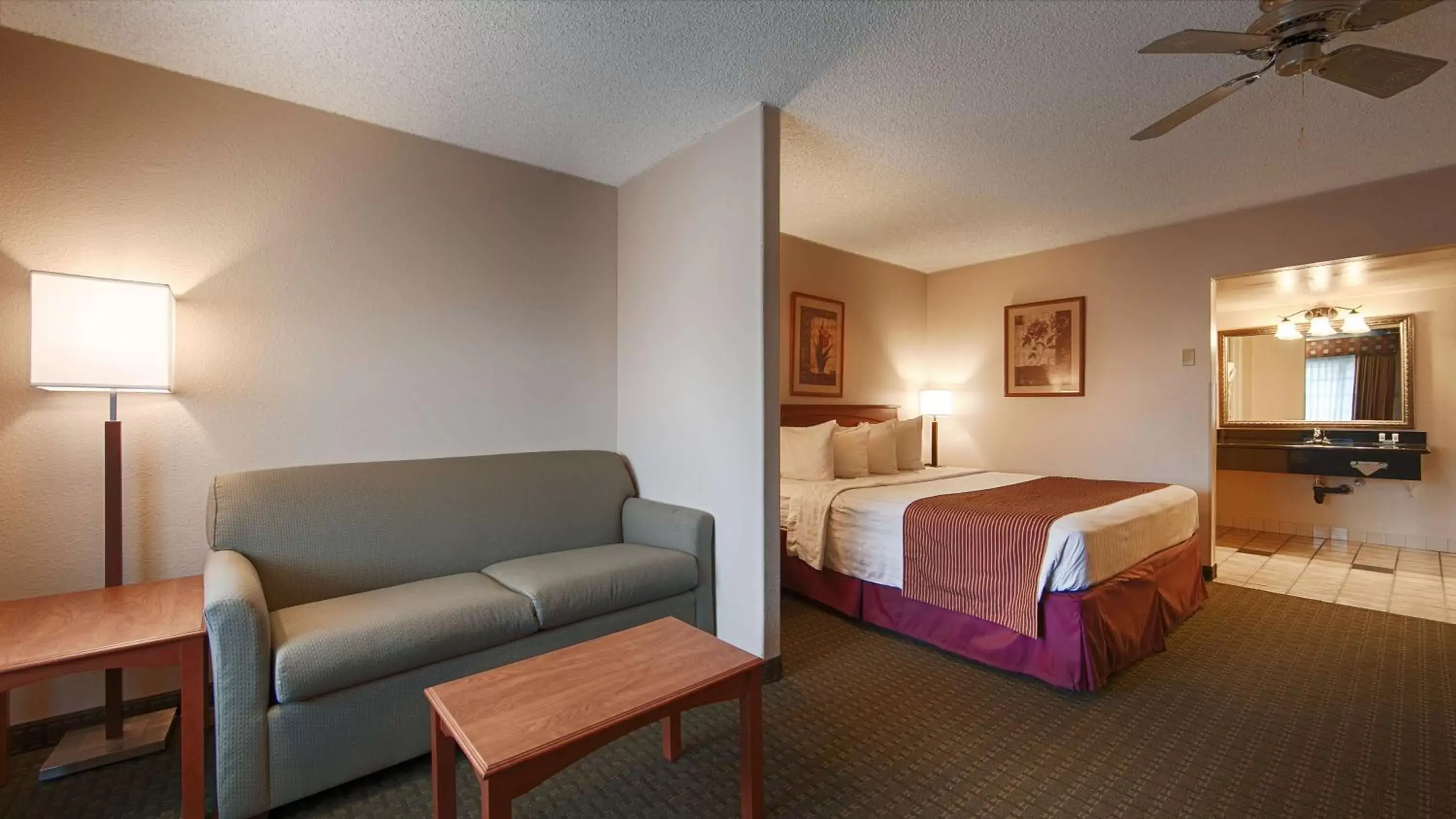 Photo of the whole room in SureStay Hotel by Best Western Tehachapi