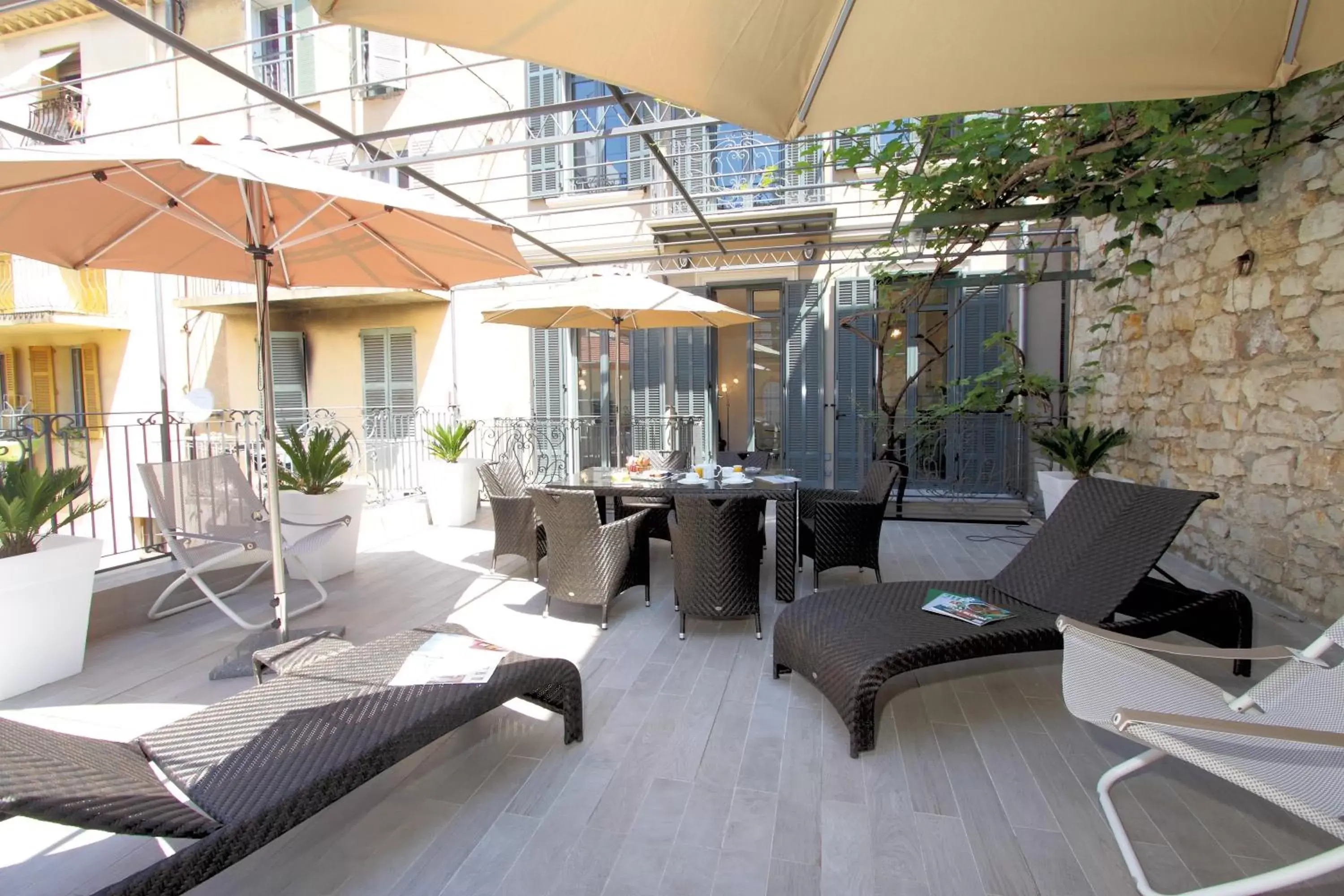 Patio, Restaurant/Places to Eat in GOLDEN TULIP CANNES HOTEL de PARIS