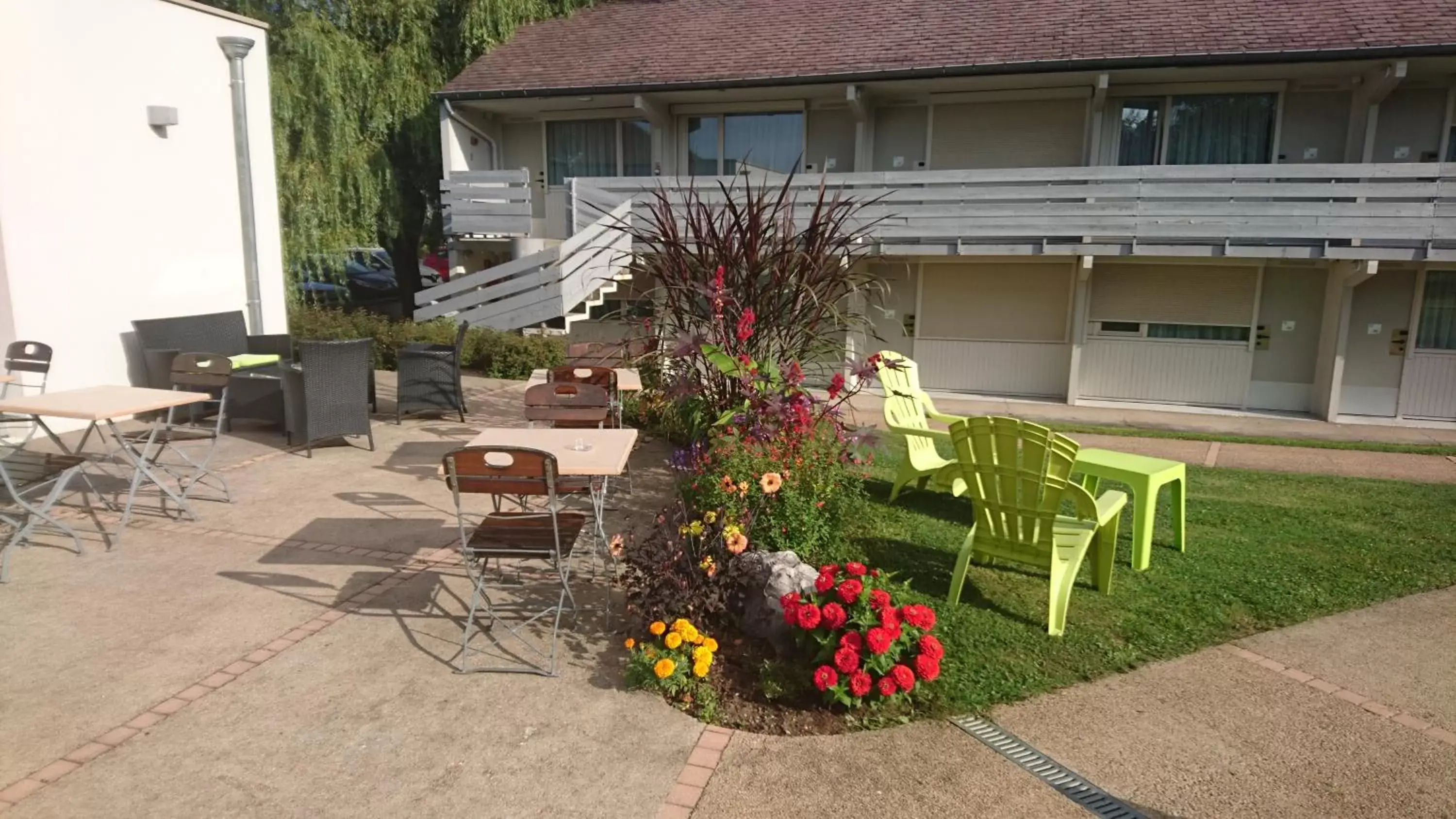 Garden view in Hotel Campanile Besançon Nord Ecole Valentin