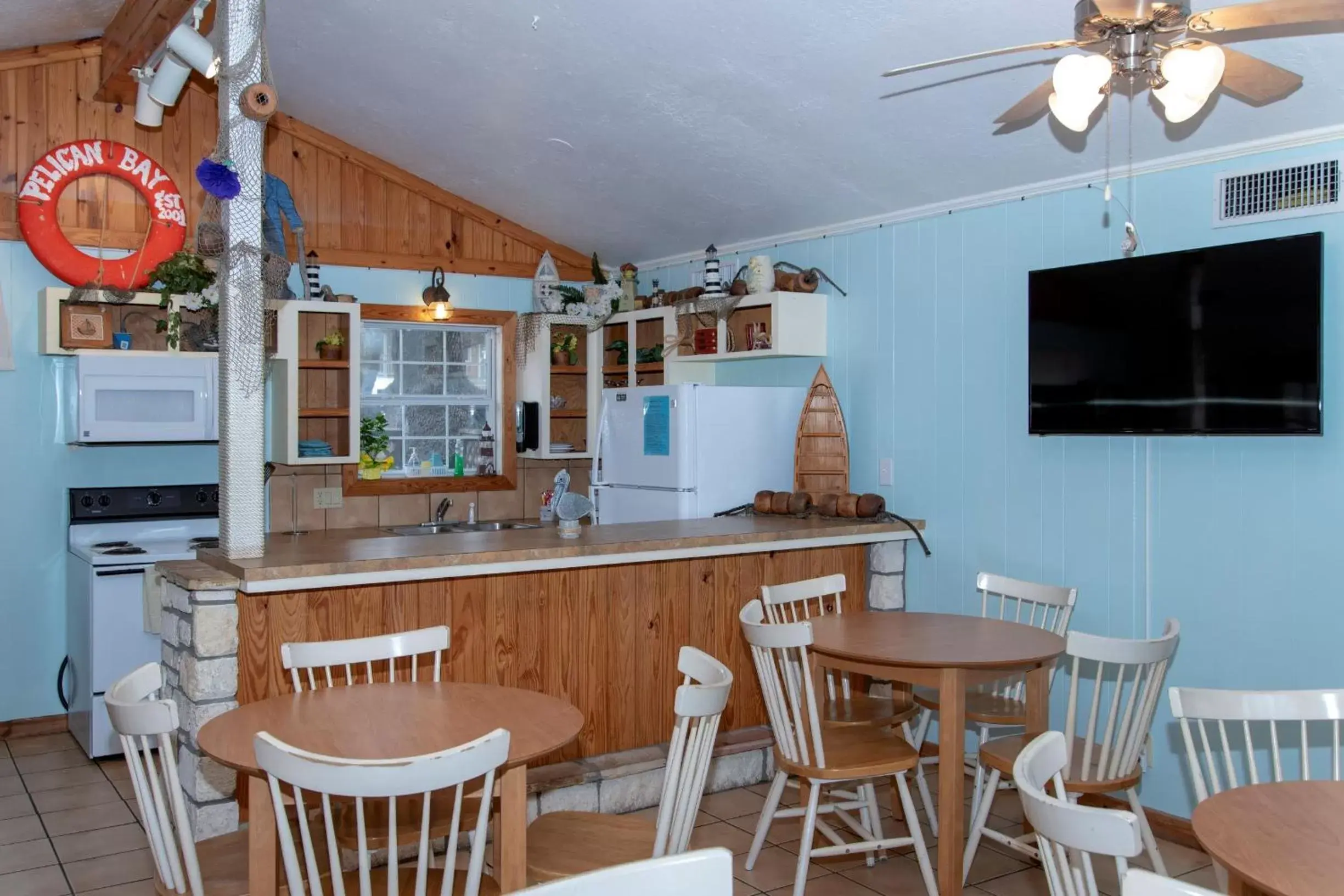 Communal lounge/ TV room, Lounge/Bar in D&R Pelican Bay Resort