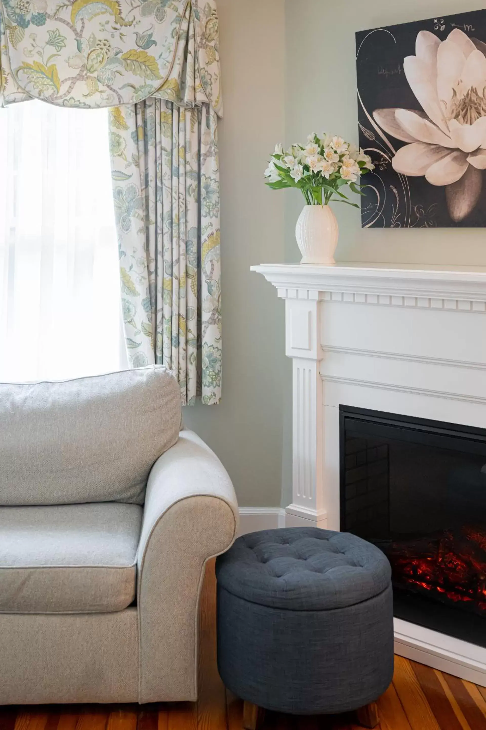 flat iron, Seating Area in Pinecrest Bed & Breakfast