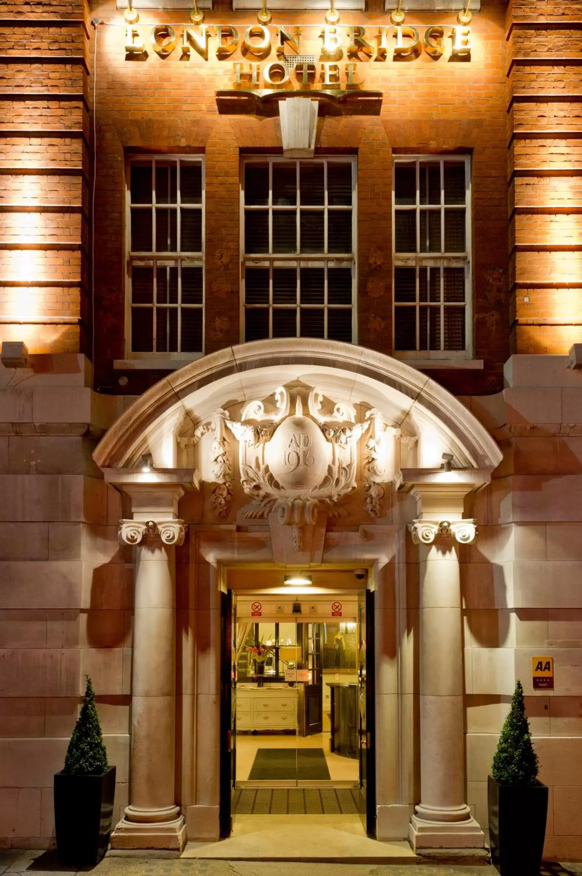 Facade/entrance in London Bridge Hotel 