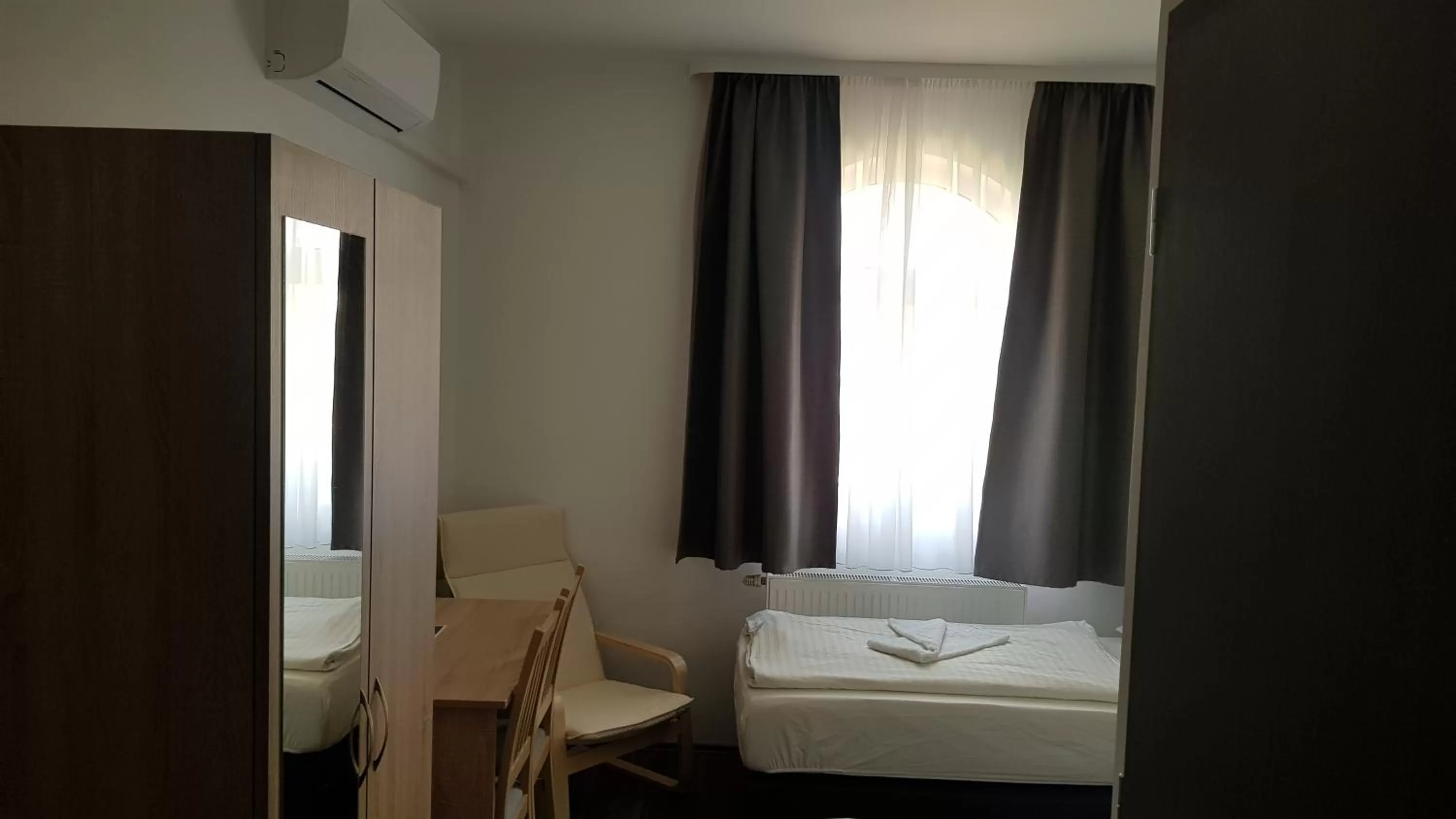 Bed in HBH Bajor Sörház, Étterem és Panzió