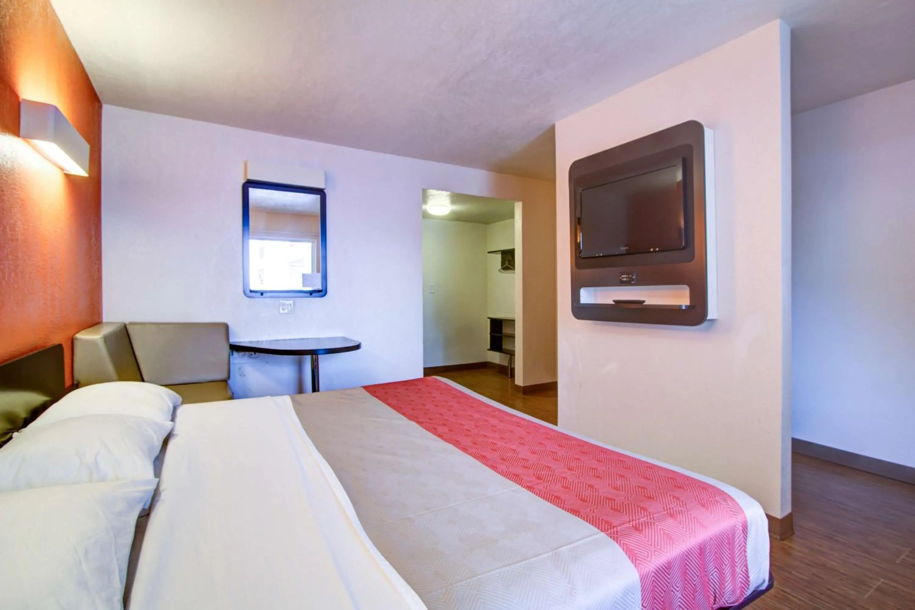 TV and multimedia, Bed in Motel 6-Richfield, OH