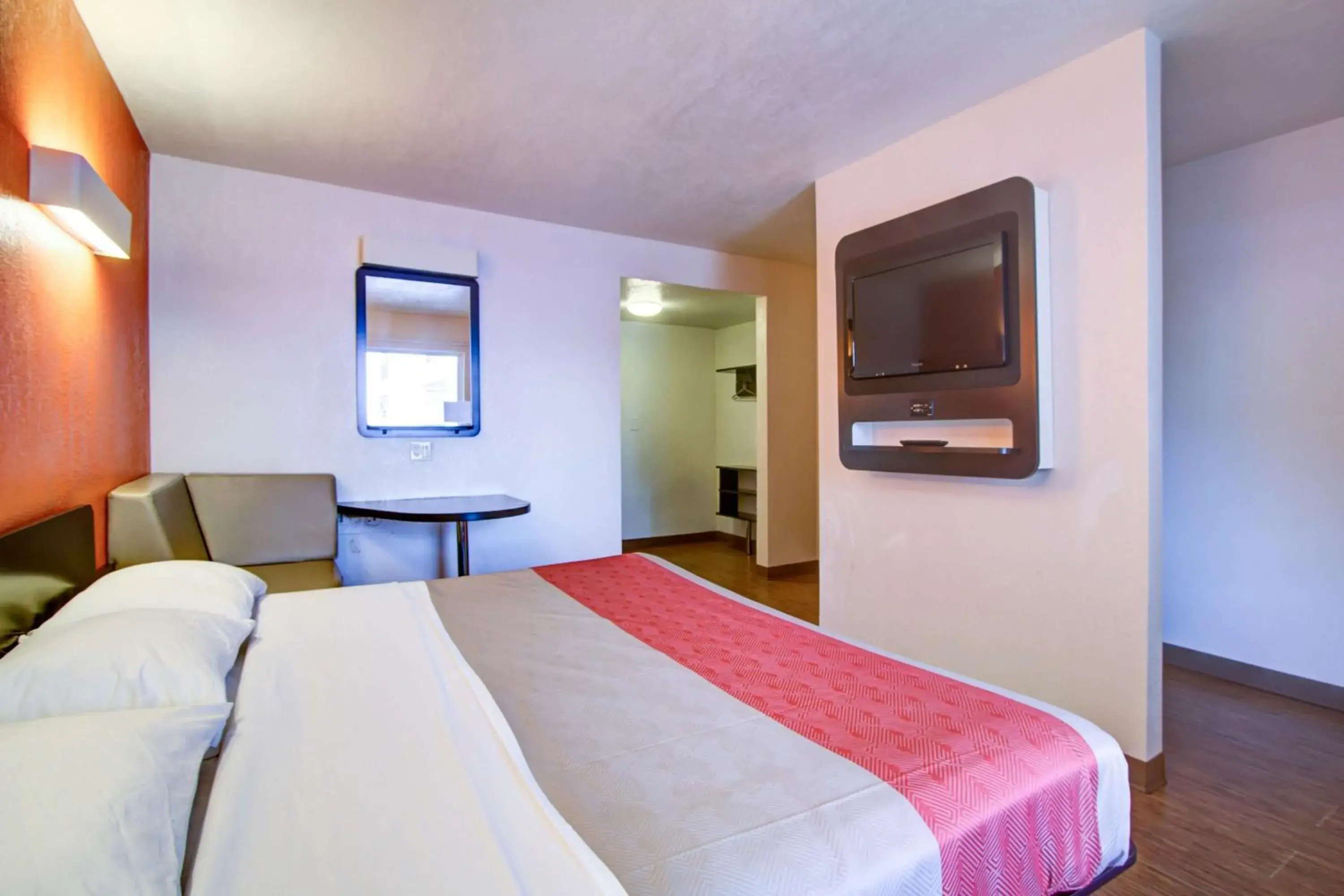 TV and multimedia, Room Photo in Motel 6-Richfield, OH