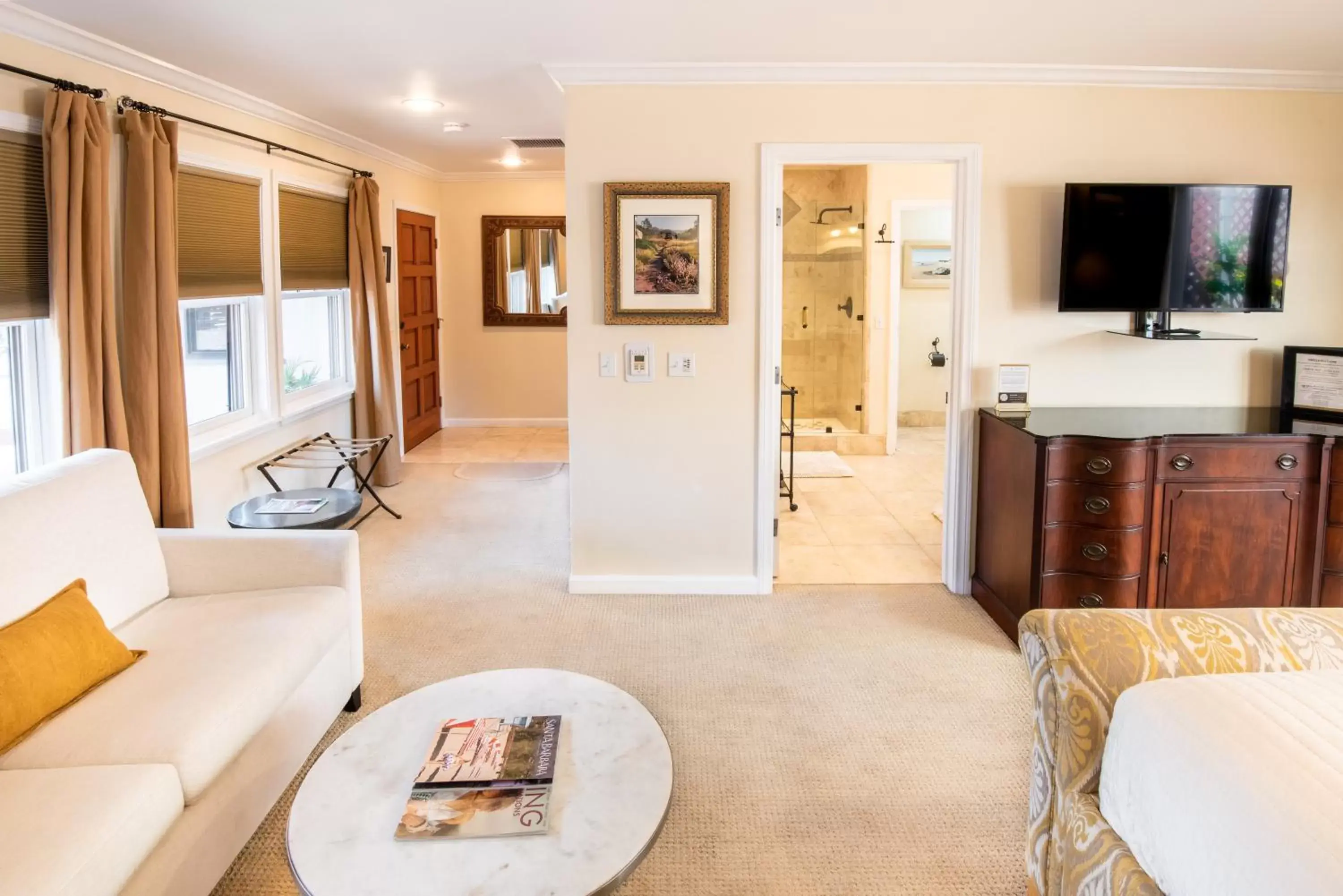 TV and multimedia, Seating Area in Harbor House Inn