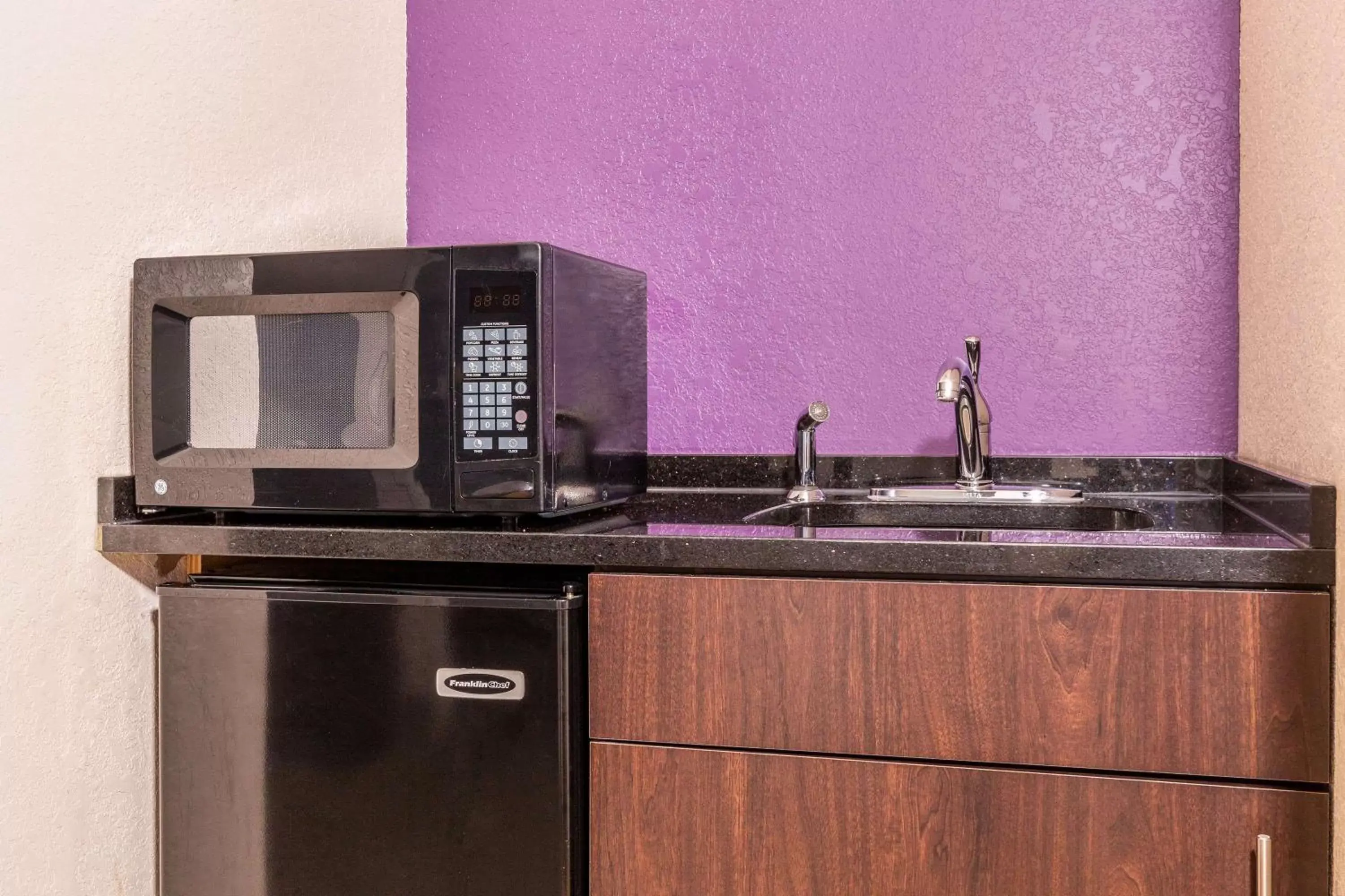 Photo of the whole room, Kitchen/Kitchenette in La Quinta by Wyndham Spokane Valley