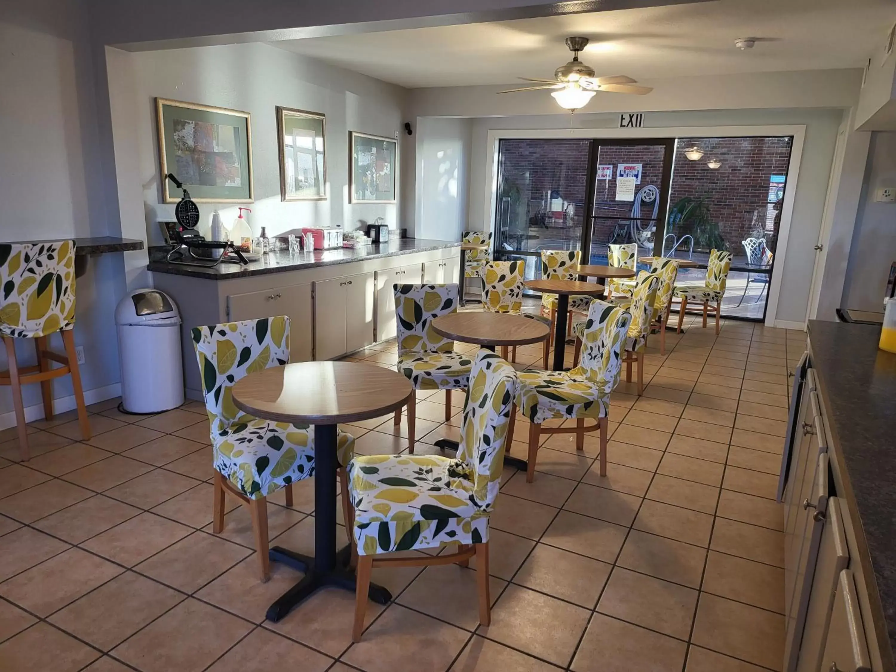 Breakfast, Restaurant/Places to Eat in Blue Ribbon Inn and Suites