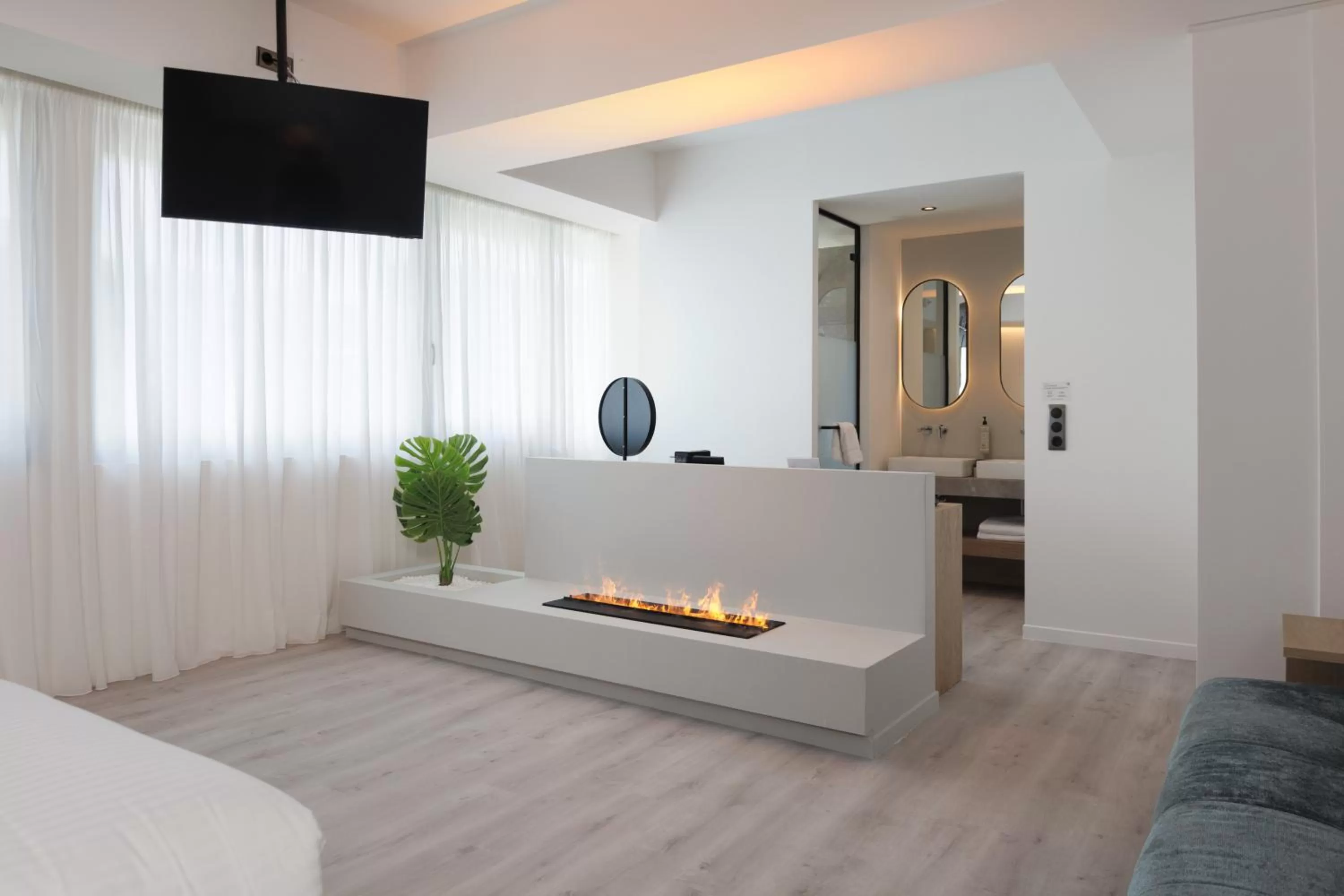 Living room, Bed in Hilton Garden Inn Athens Syggrou Avenue