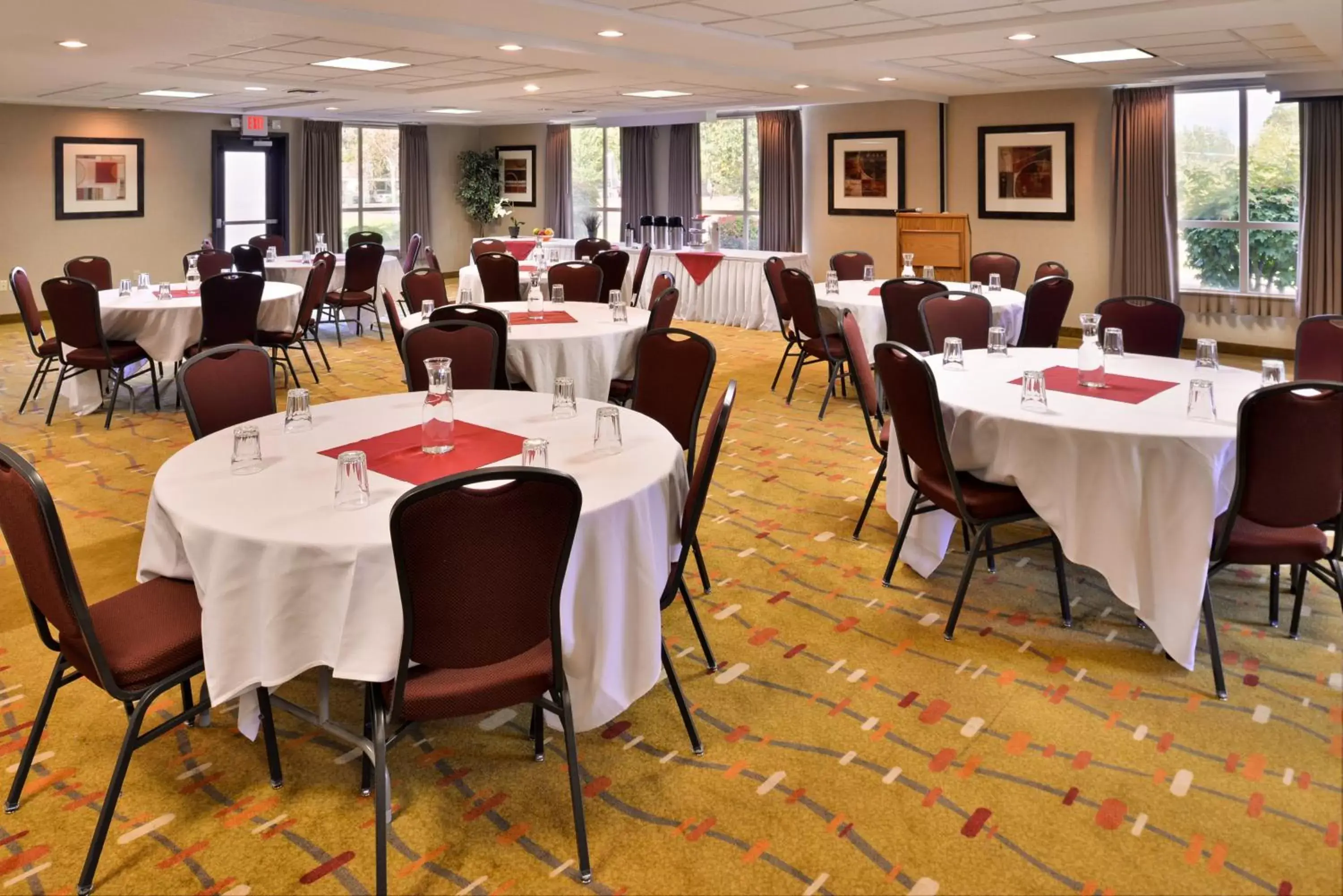 Meeting/conference room, Restaurant/Places to Eat in Holiday Inn Express Hotel & Suites Albany, an IHG Hotel