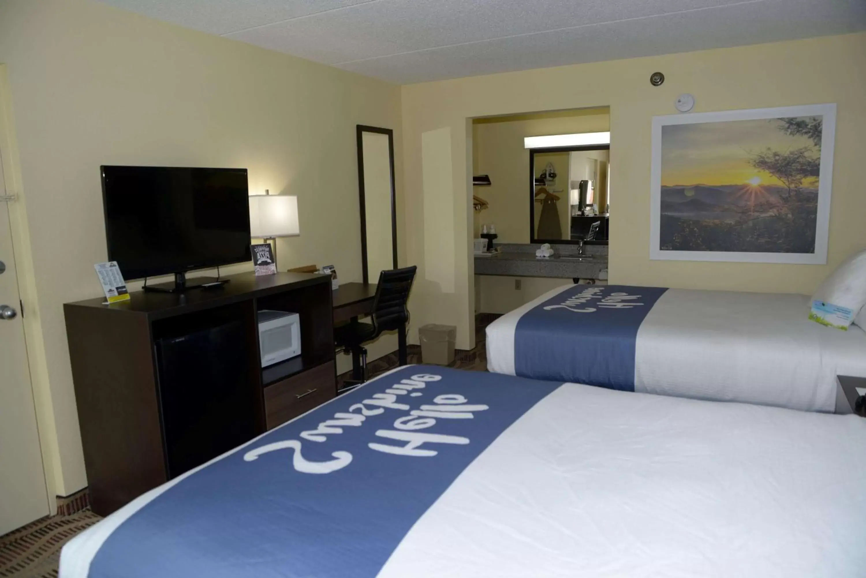 Photo of the whole room, Bed in Days Inn by Wyndham Kodak/Sevierville Intrstate SmokeyMntns Photo of the whole room, Bed in Days Inn by Wyndham Kodak/Sevierville Intrstate SmokeyMntns