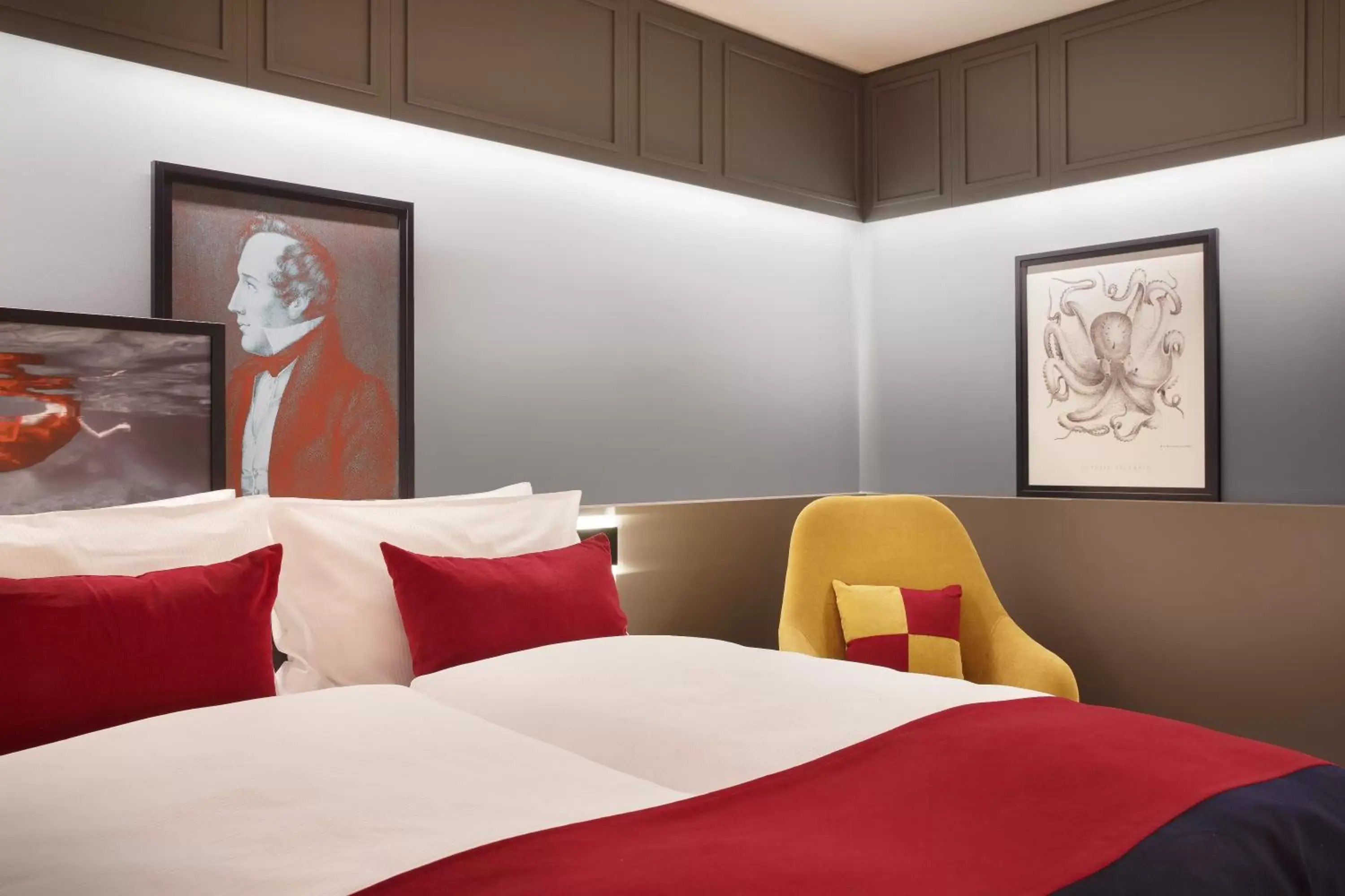 Photo of the whole room, Bed in Holiday Inn - Hamburg - HafenCity, an IHG Hotel