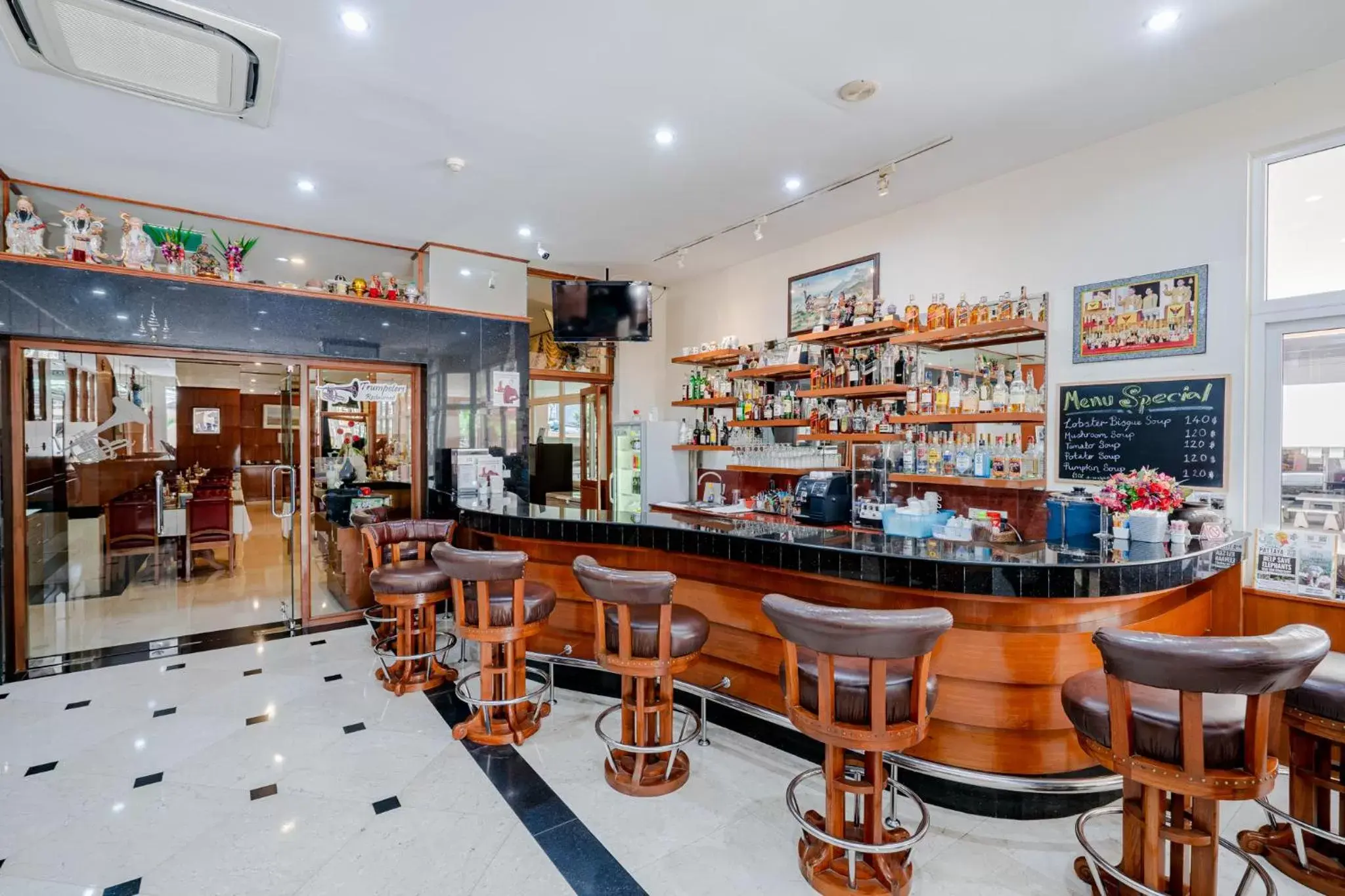 Lounge or bar in Whitehouse Condotel Lounge or bar in Whitehouse Condotel