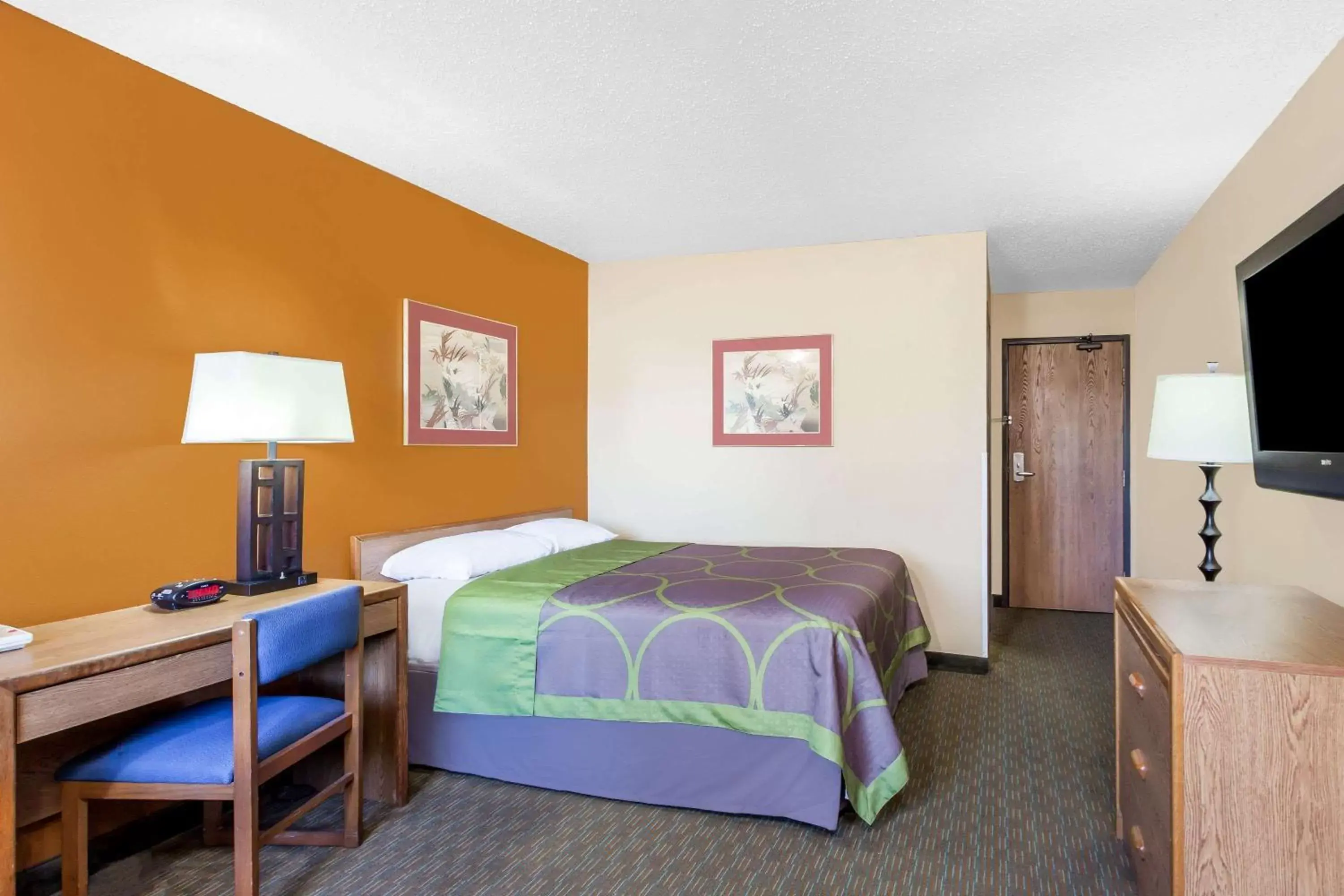 Photo of the whole room, Bed in Super 8 by Wyndham Charlotte/Amusement Park Area