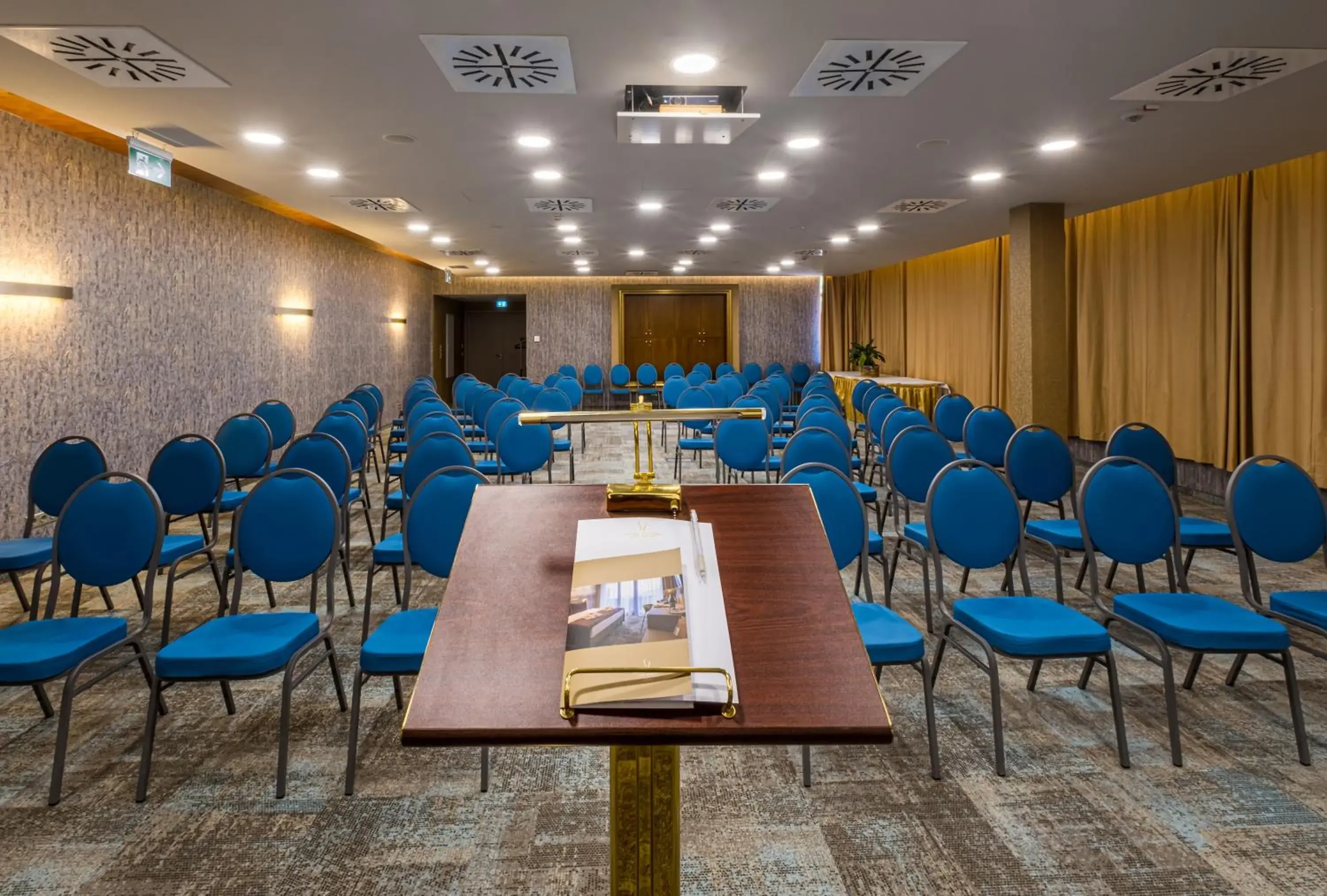 Meeting/conference room in Hotel Golden Lake Resort