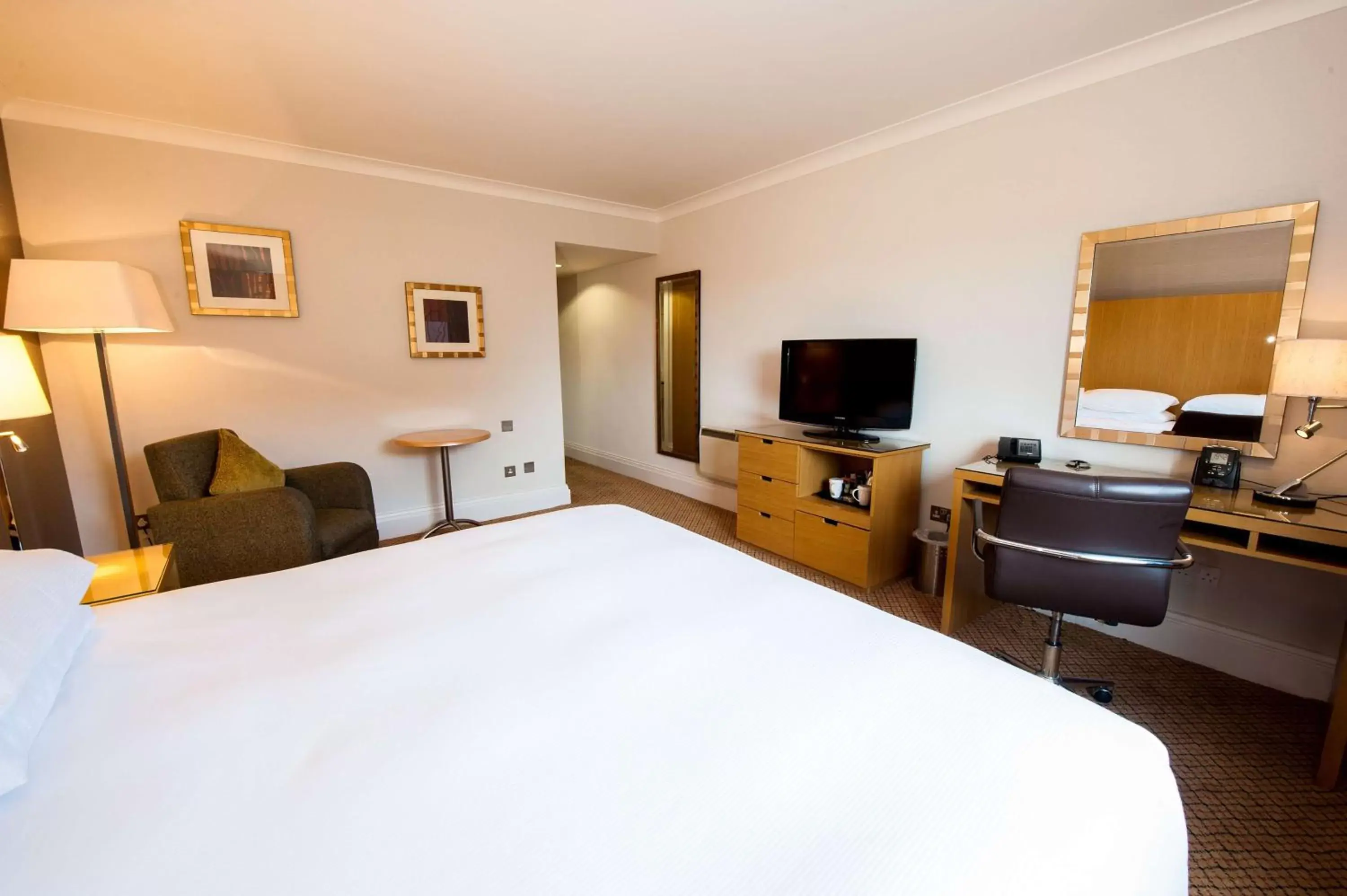 Bedroom, TV/Entertainment Center in Doubletree By Hilton Glasgow Strathclyde