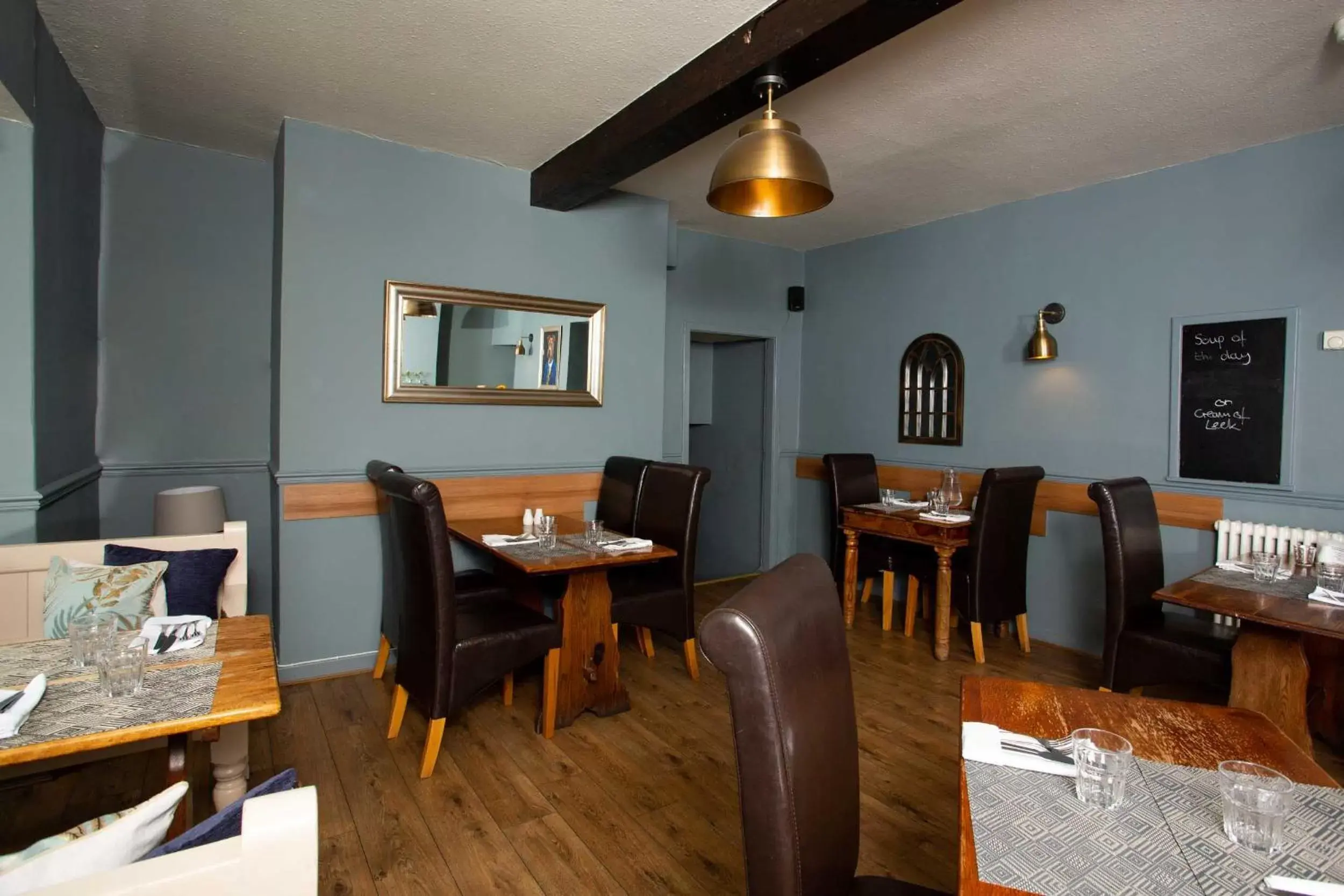 Restaurant/Places to Eat in Queens Head Hotel