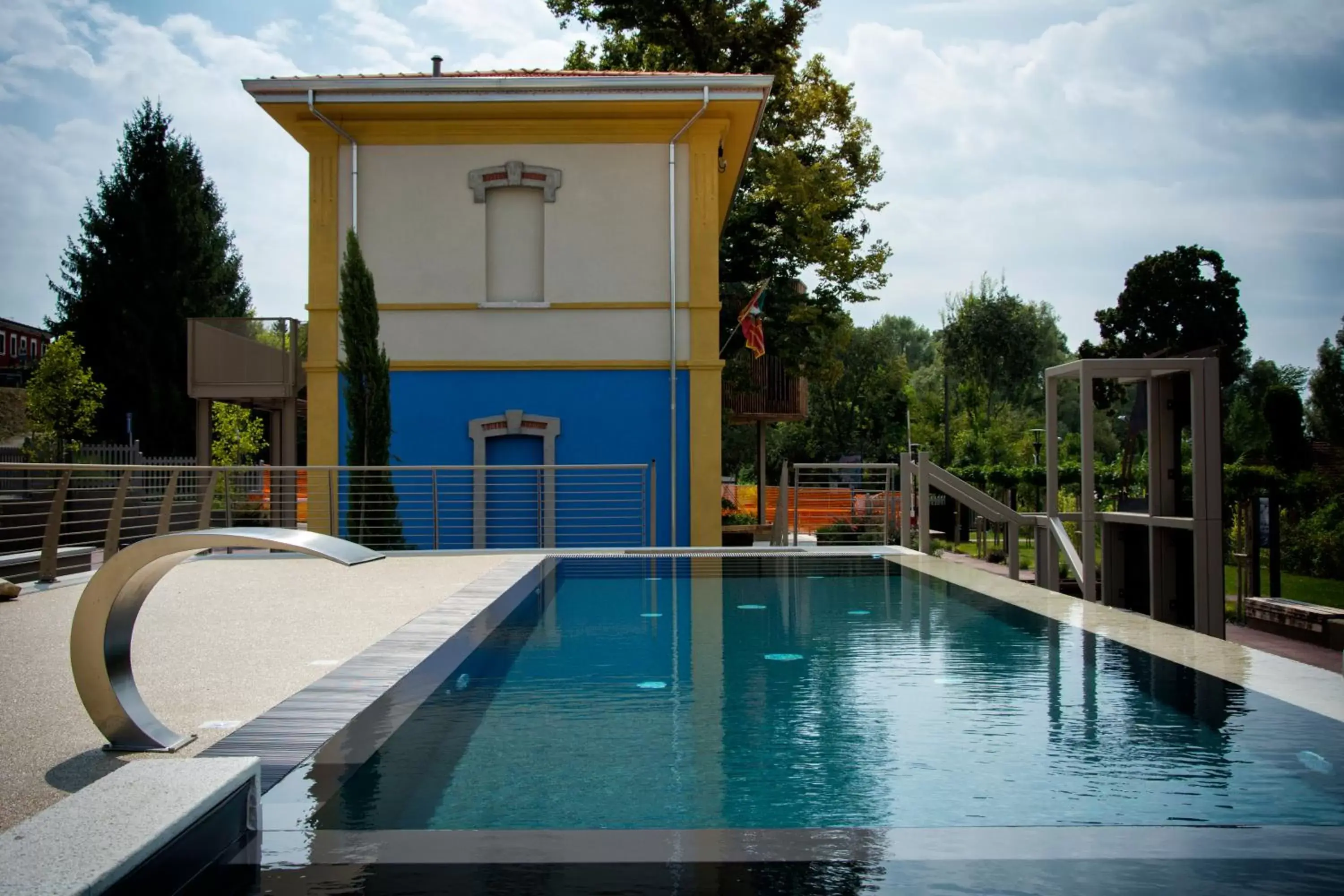 Property building, Swimming Pool in Borgo Stazione Bike Inn