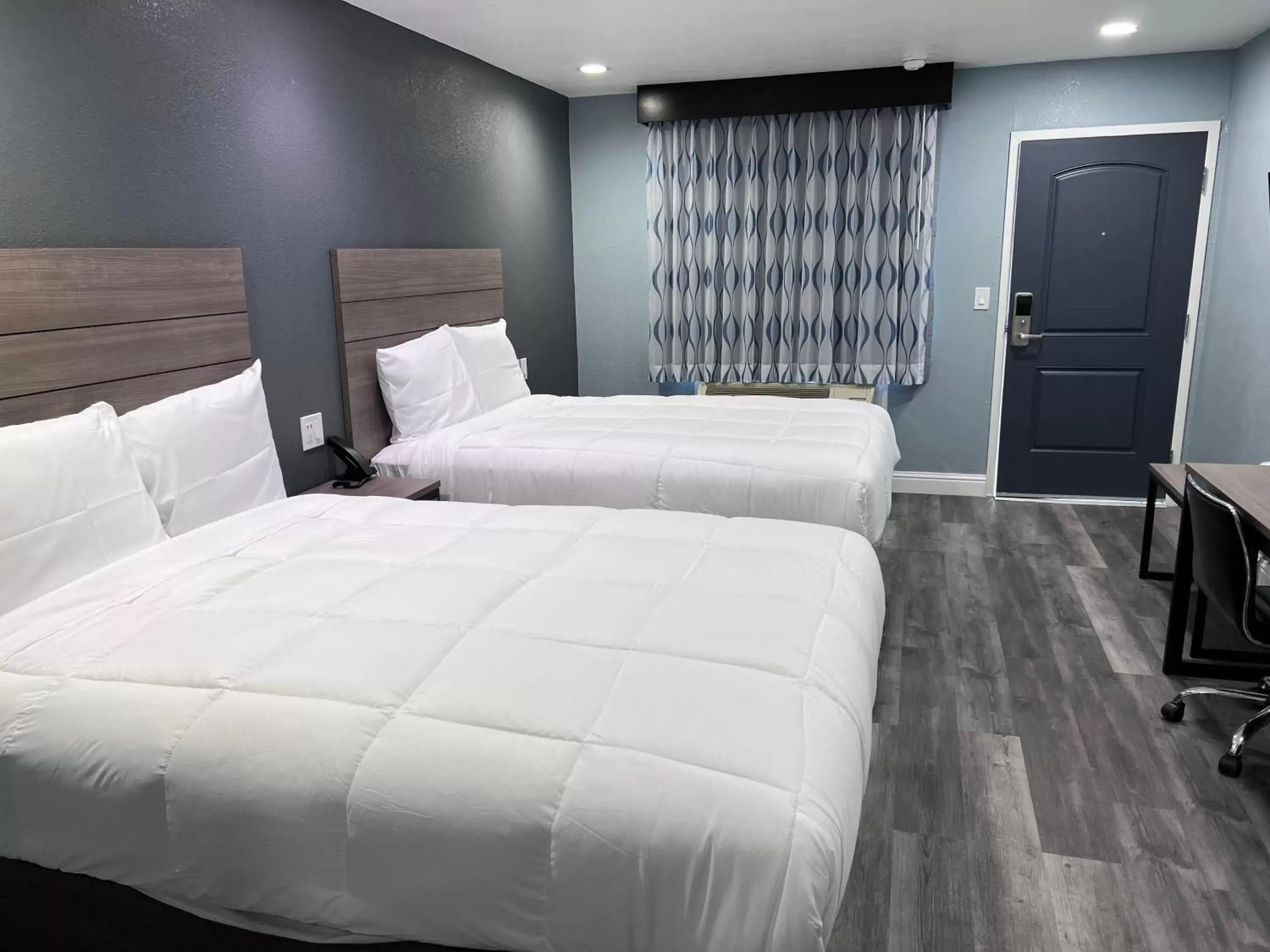 Bed in Surf City Inn & Suites