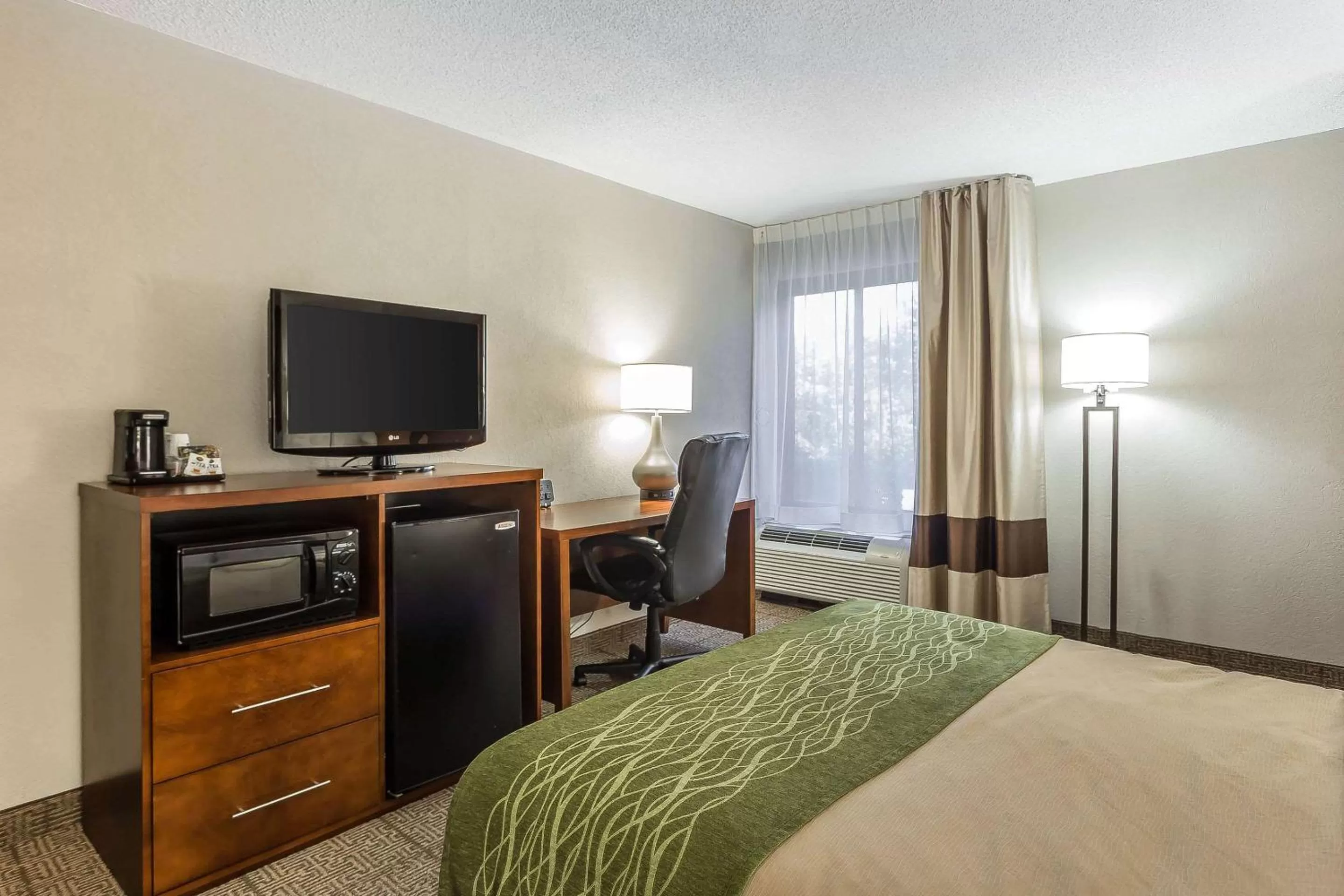 Photo of the whole room, Bed in Quality Inn Summerville-Charleston