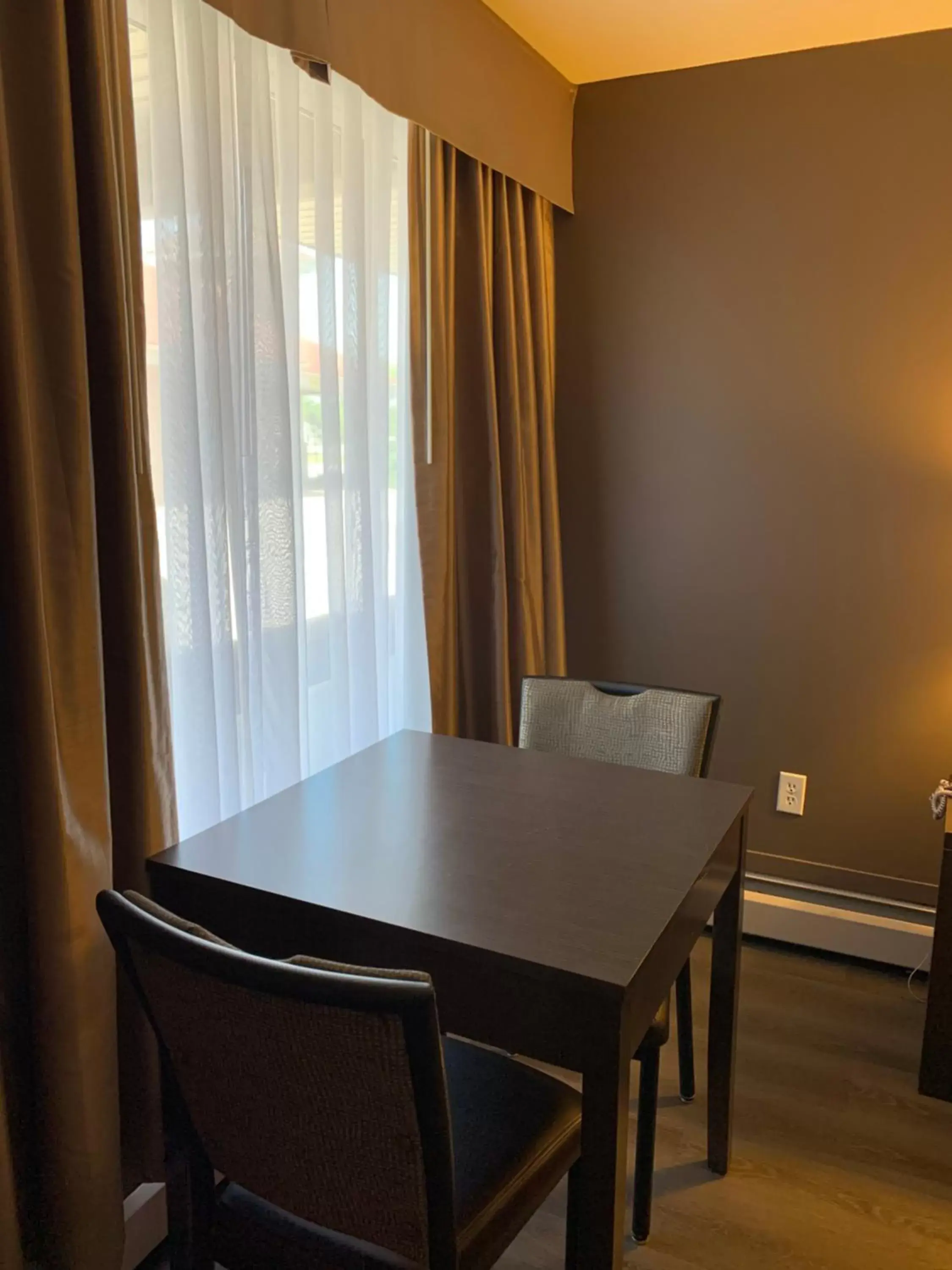 Seating area, Dining Area in Econo Lodge Inn and Suites Lethbridge