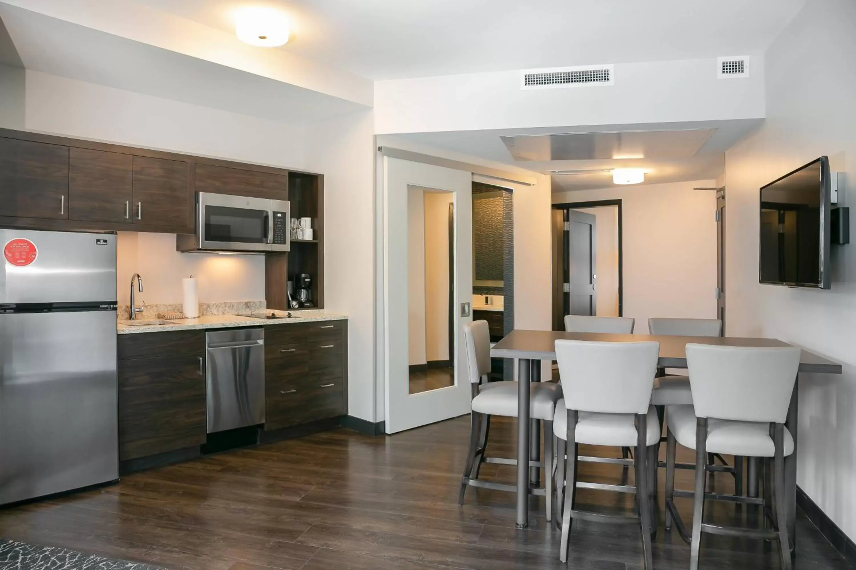 Bedroom, Kitchen/Kitchenette in TownePlace Suites Nashville Downtown/Capitol District