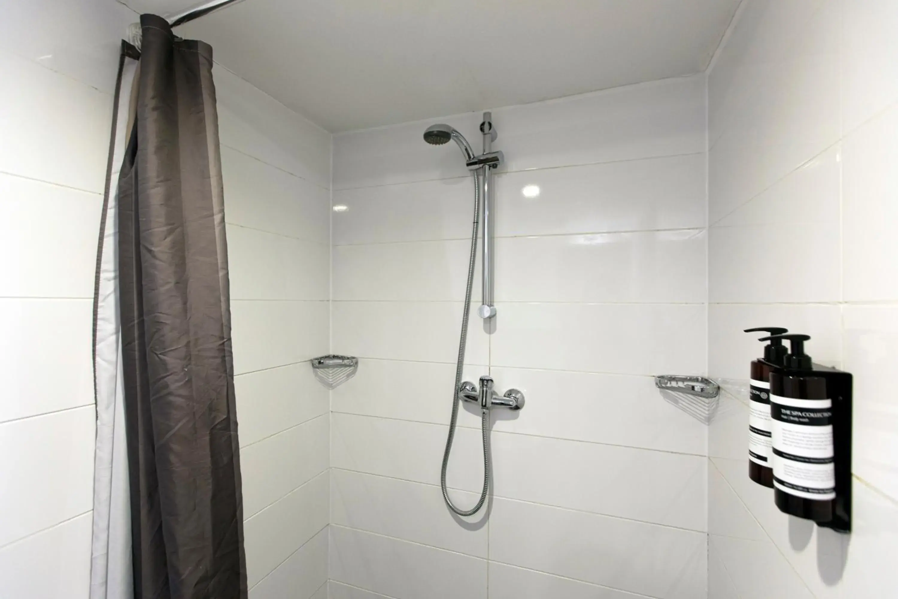 Shower, Bathroom in Quentin Arrive Hotel