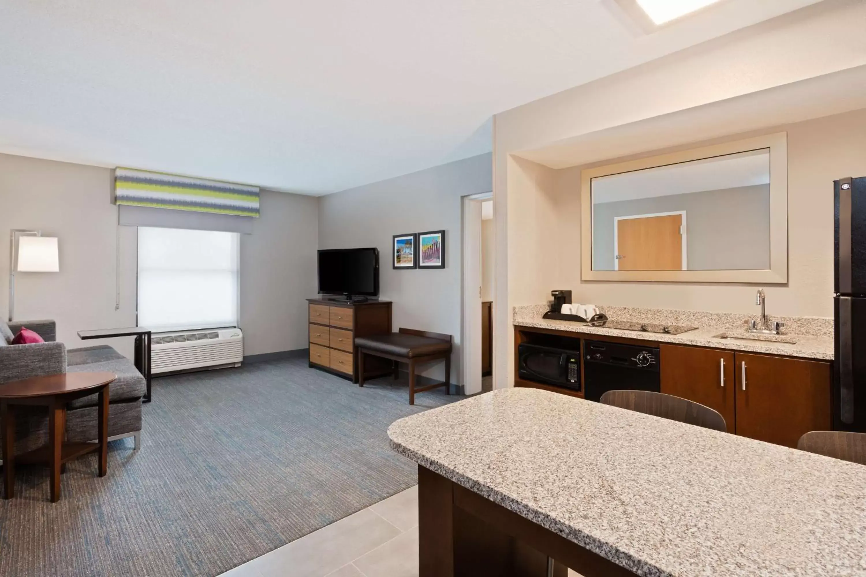 Living room, Kitchen/Kitchenette in Hampton Inn & Suites Fort Myers Beach/Sanibel Gateway